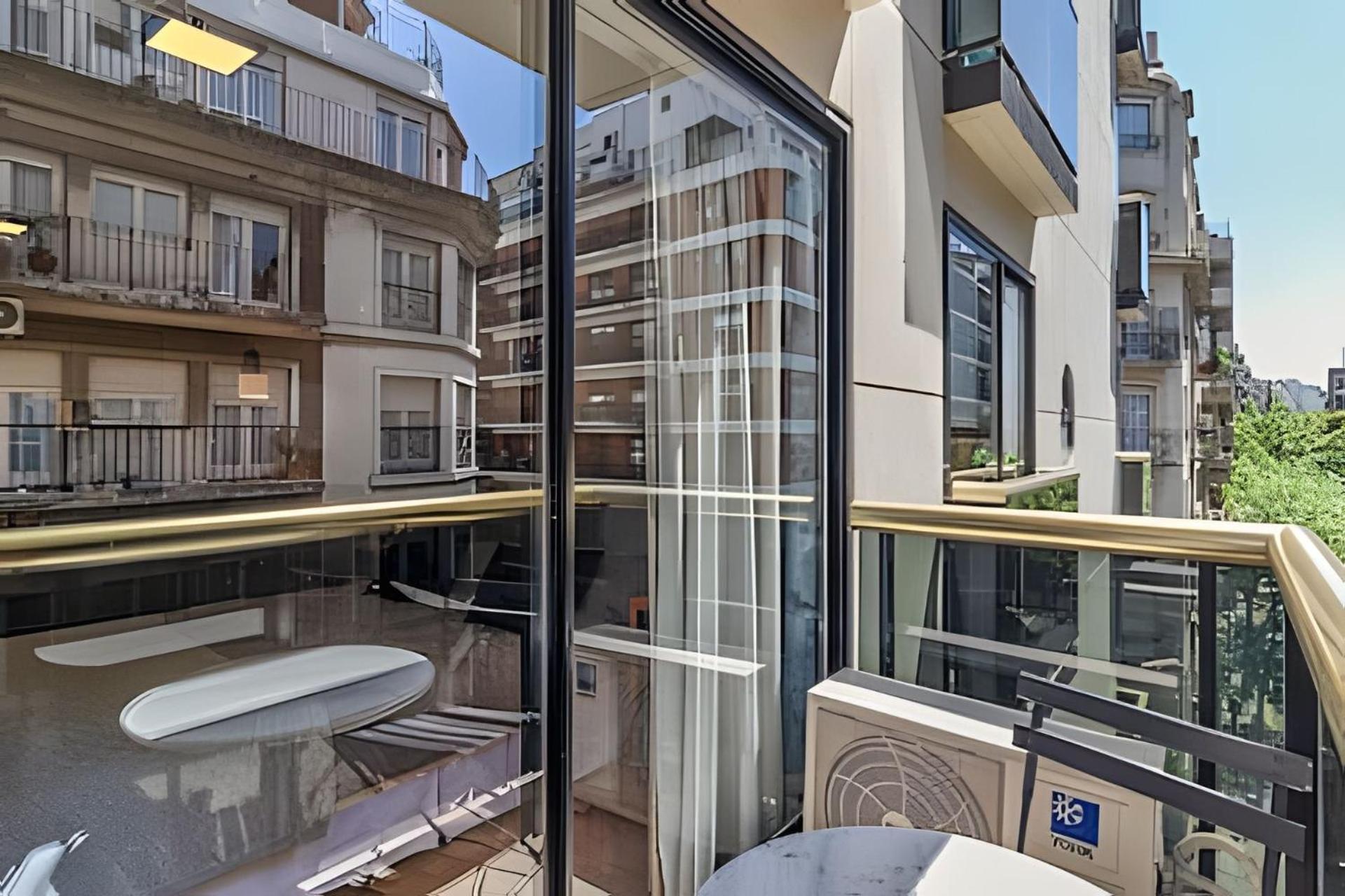 Arenales: Modern Apartments with Pool and 24-Hour Security in Recoleta