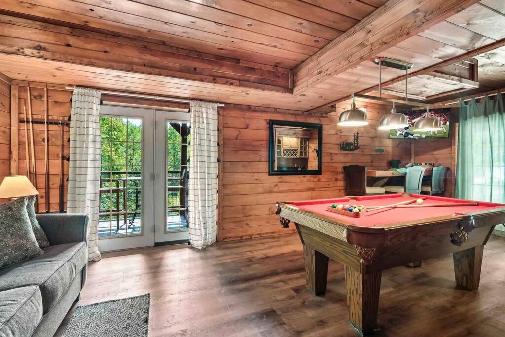 Mountain views,King Beds, Pet Friendly, Private retreat view 5