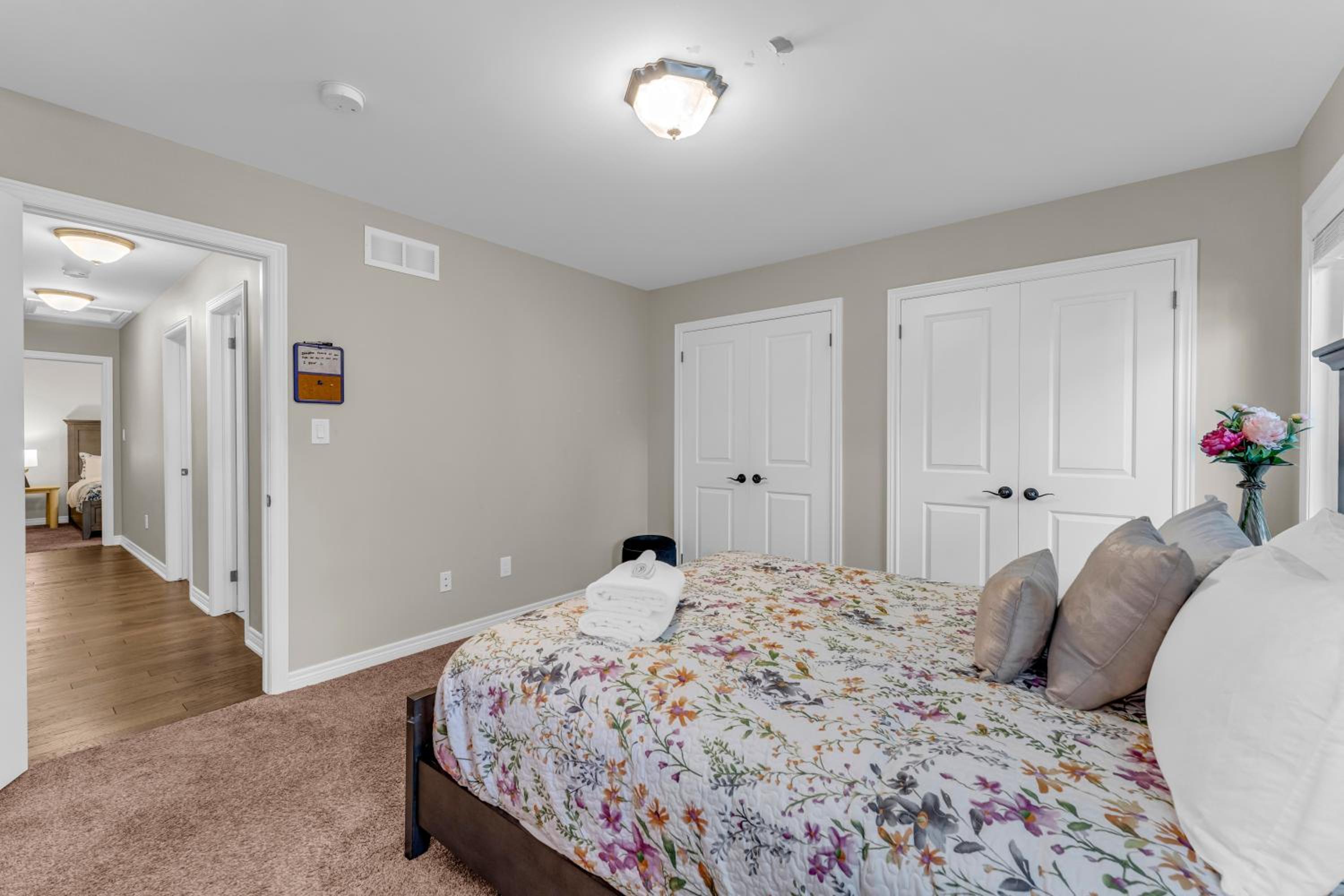 Royal Luxury - Home mins from Falls with Pool Table