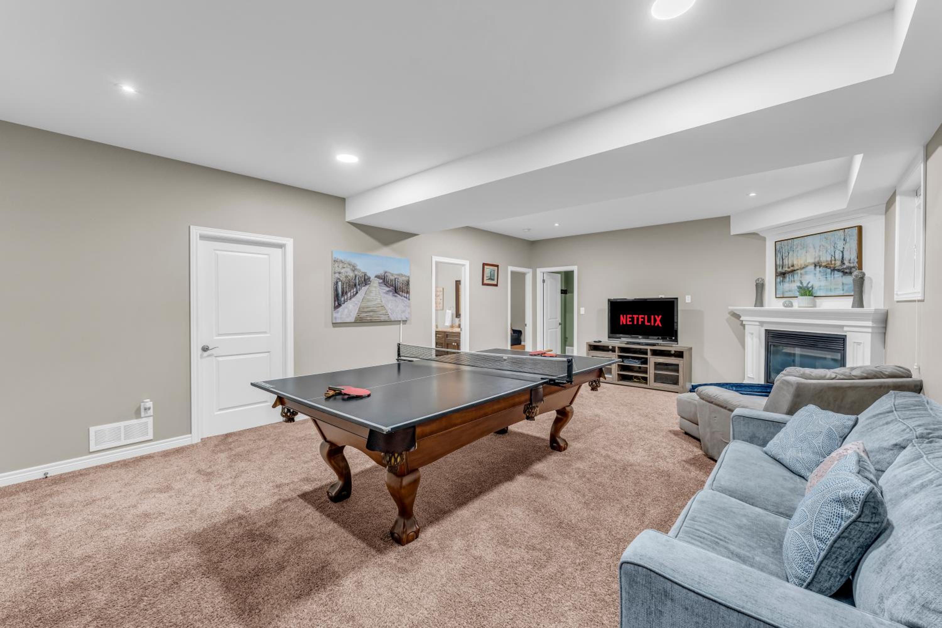 Royal Luxury - Home mins from Falls with Pool Table