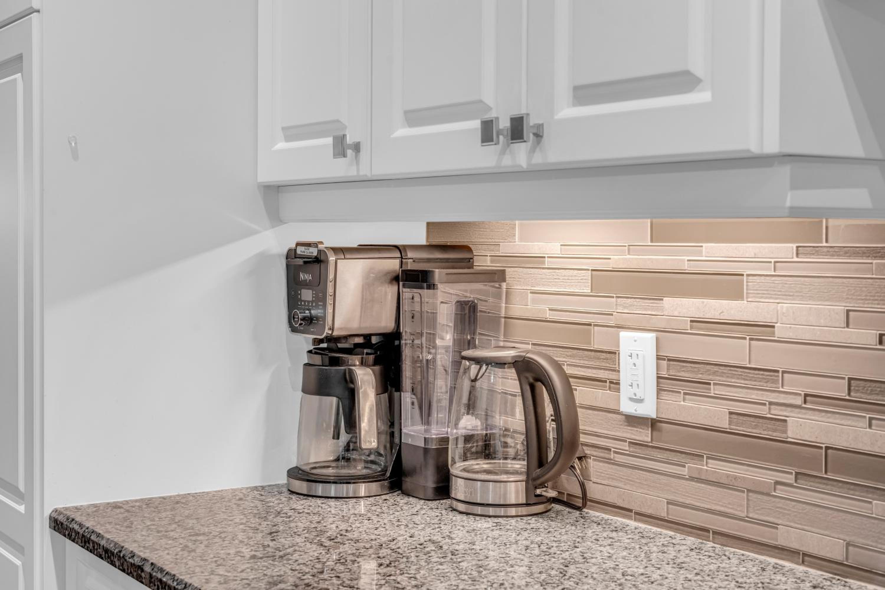 Royal Luxury - Home mins from Falls with Pool Table