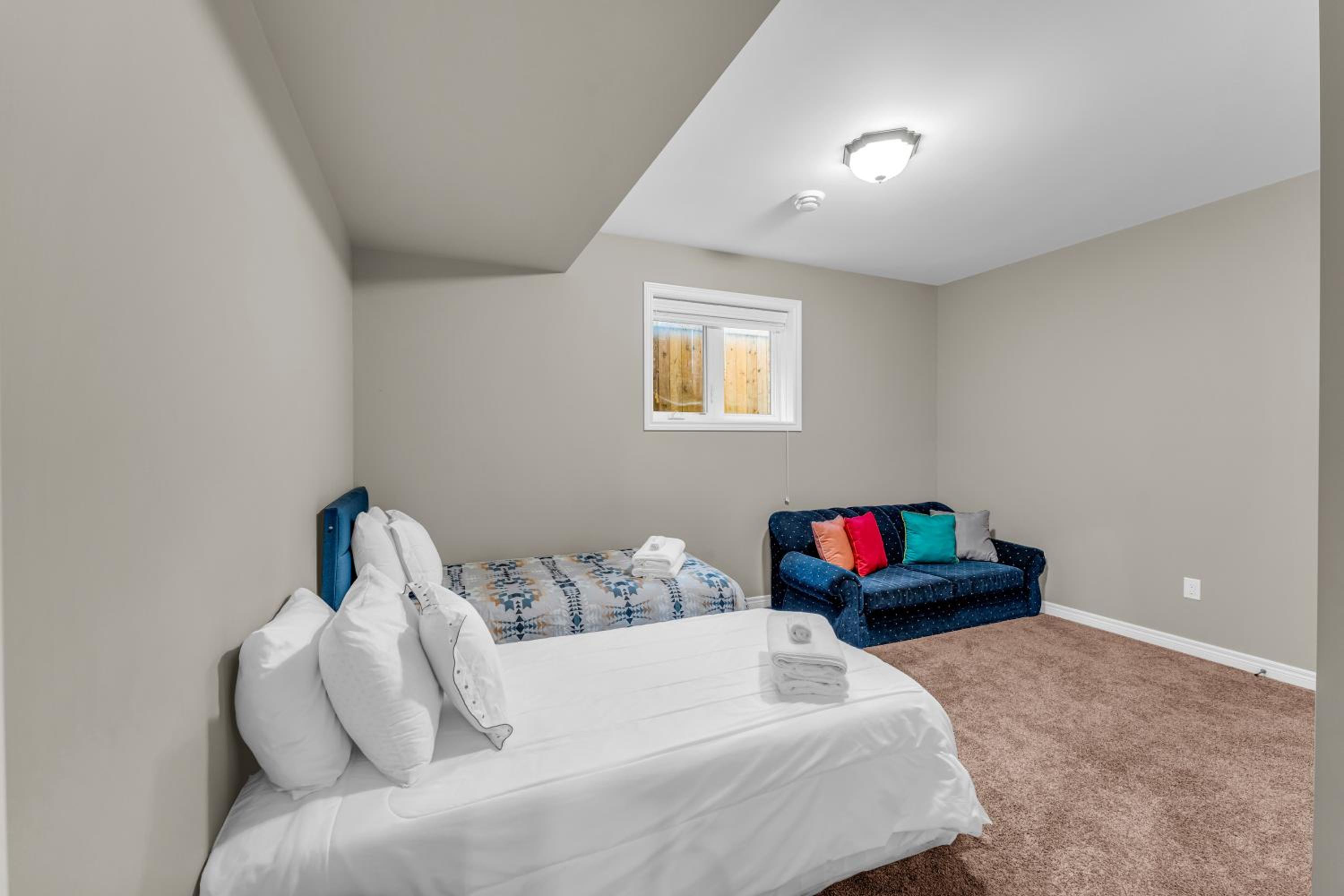 Royal Luxury - Home mins from Falls with Pool Table
