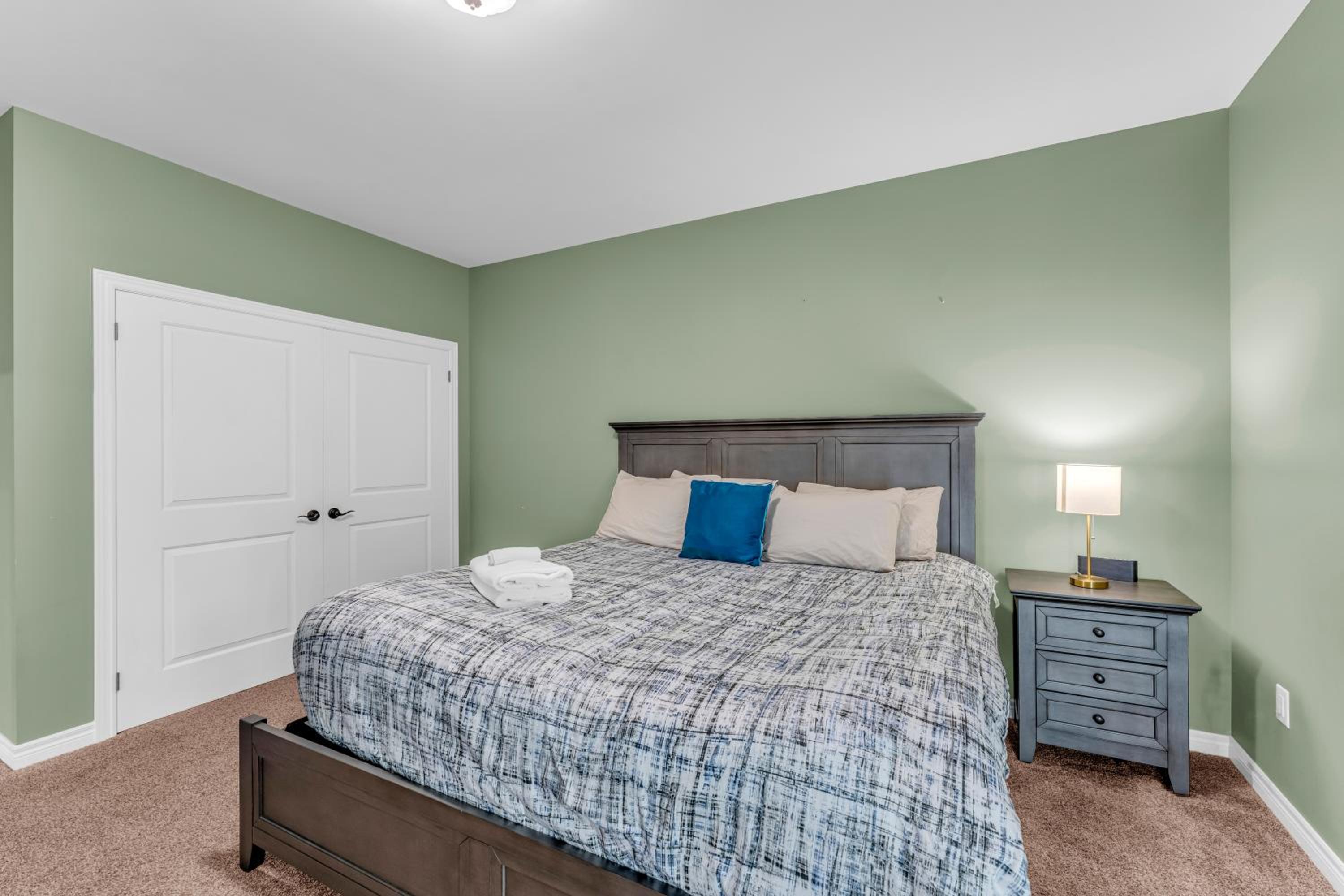 Royal Luxury - Home mins from Falls with Pool Table