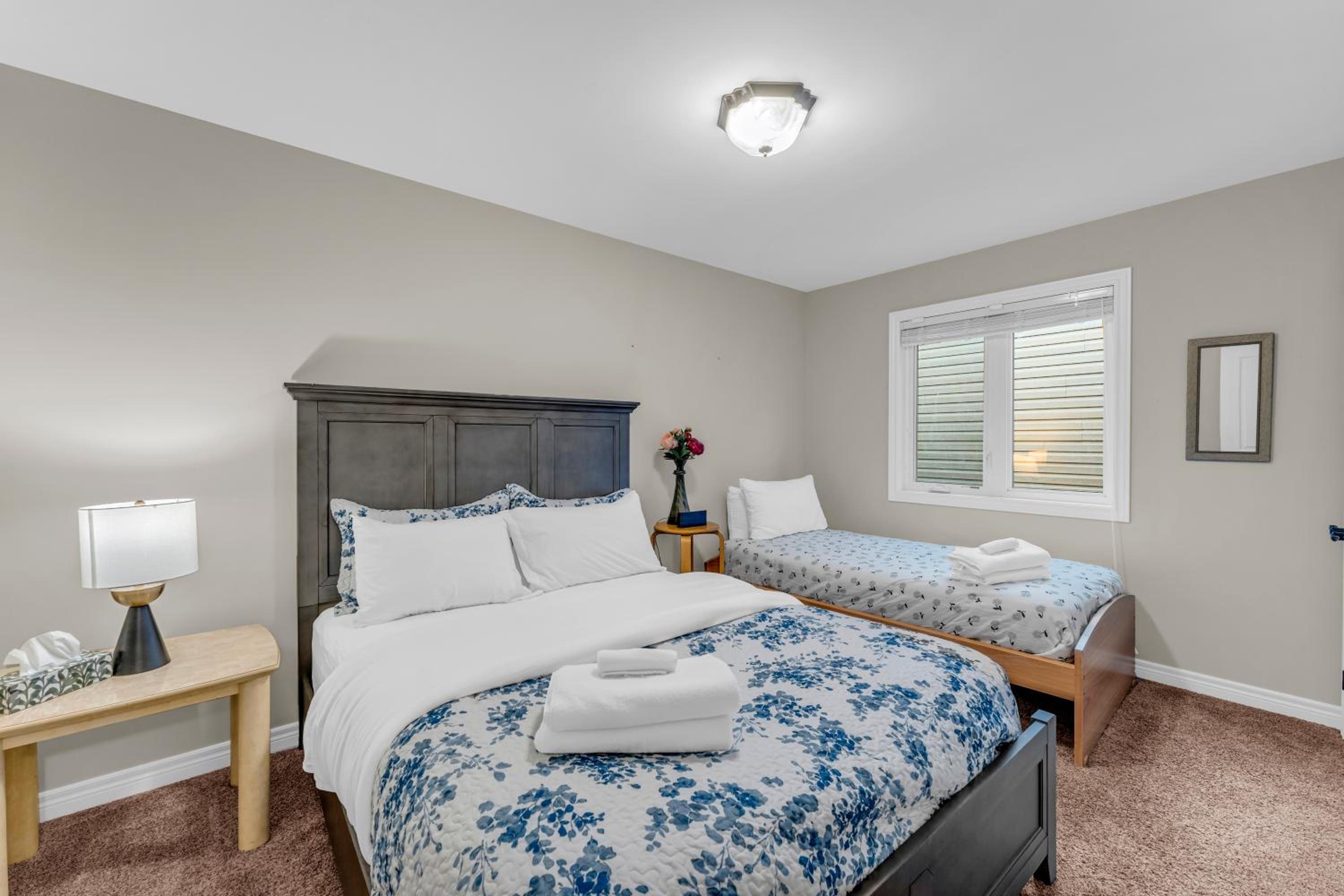 Royal Luxury - Home mins from Falls with Pool Table