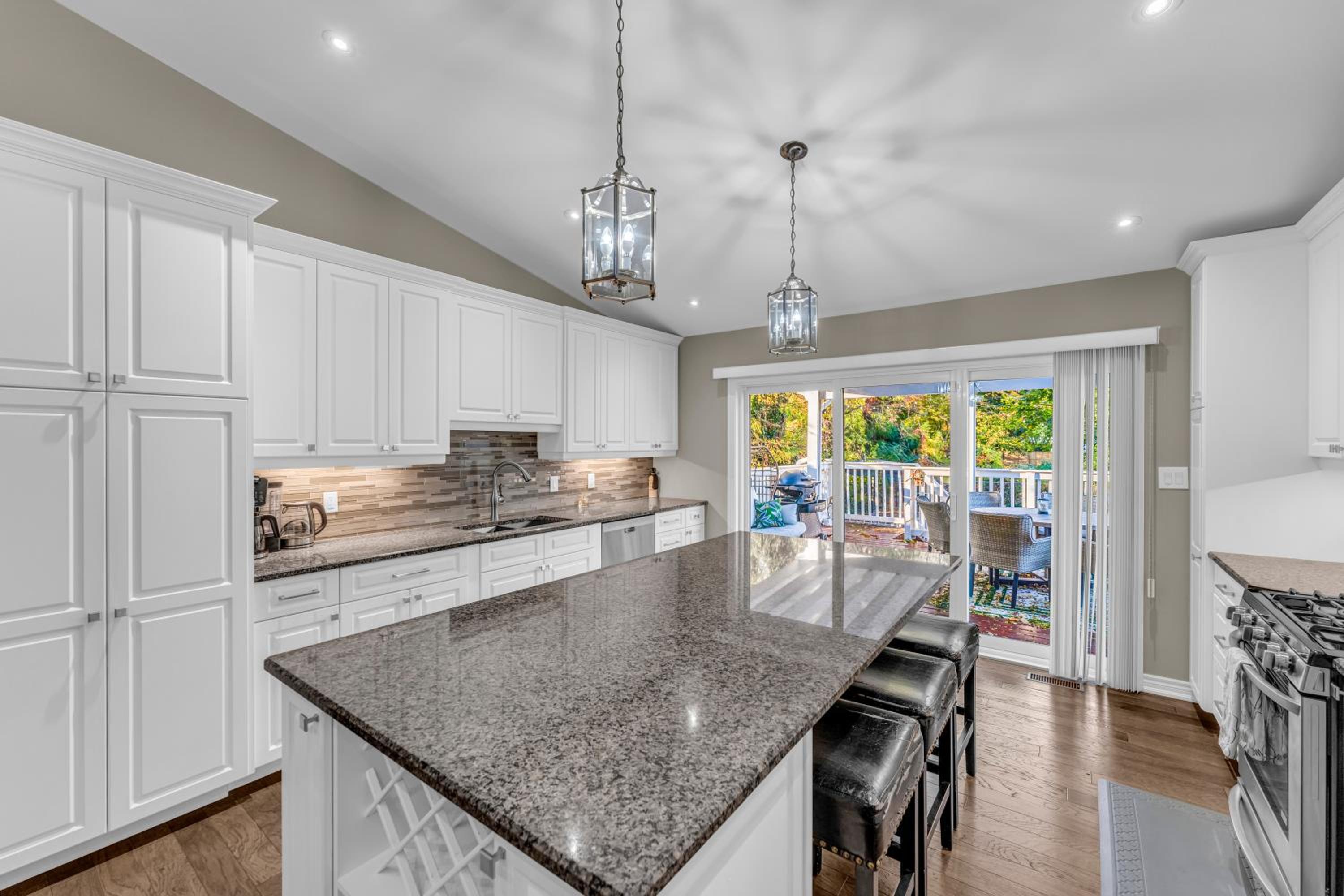 Royal Luxury - Home mins from Falls with Pool Table