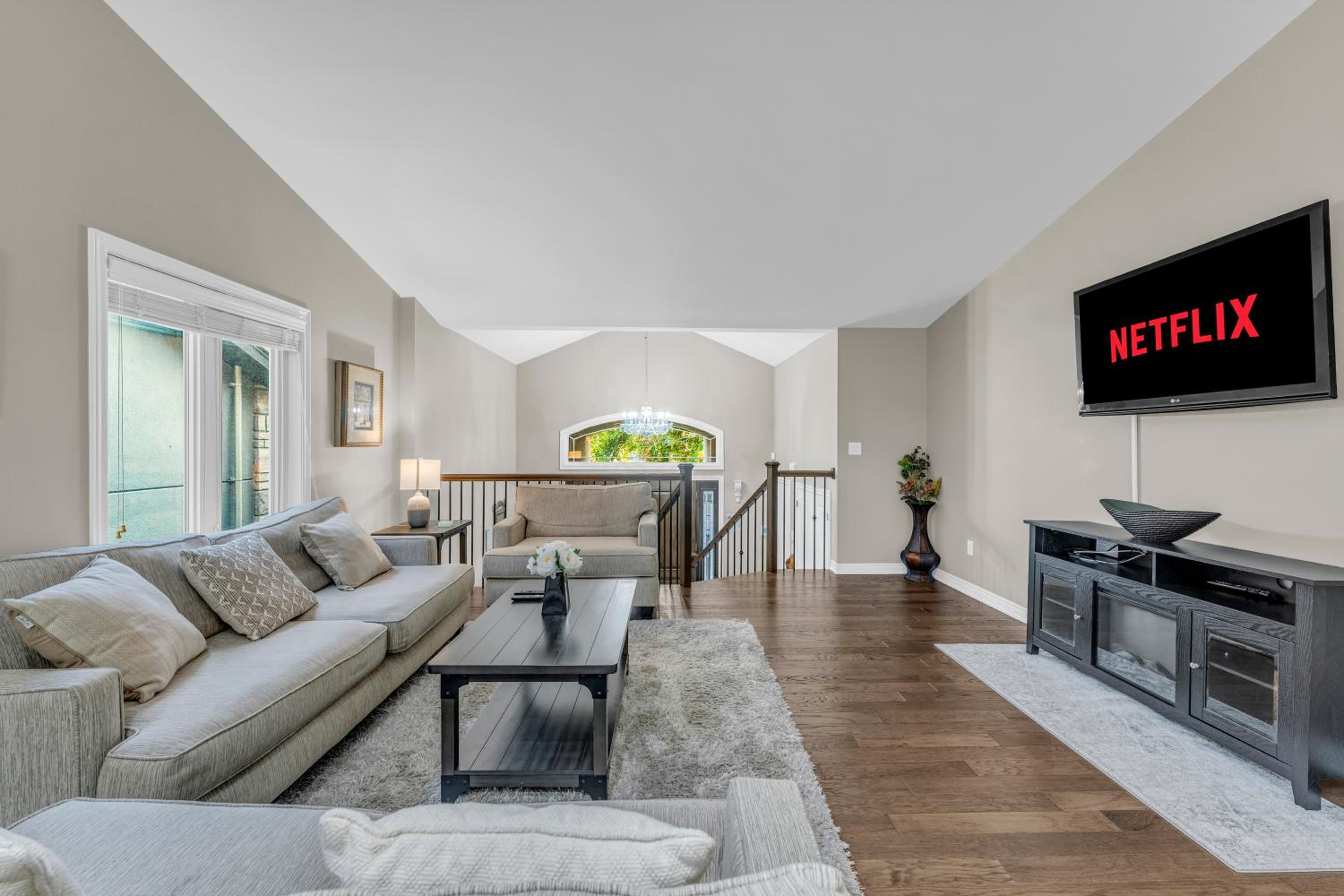 Royal Luxury - Home mins from Falls with Pool Table