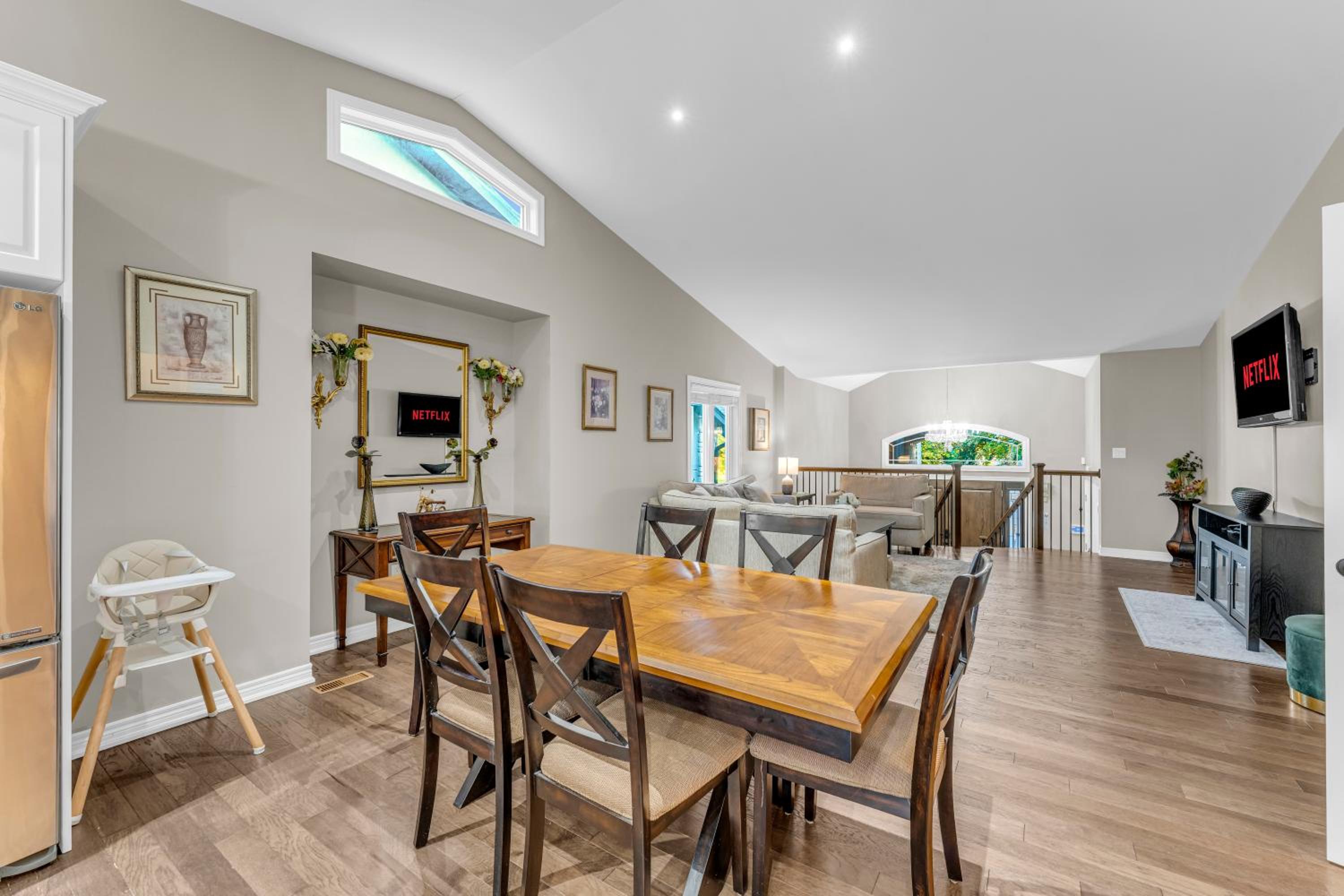 Royal Luxury - Home mins from Falls with Pool Table