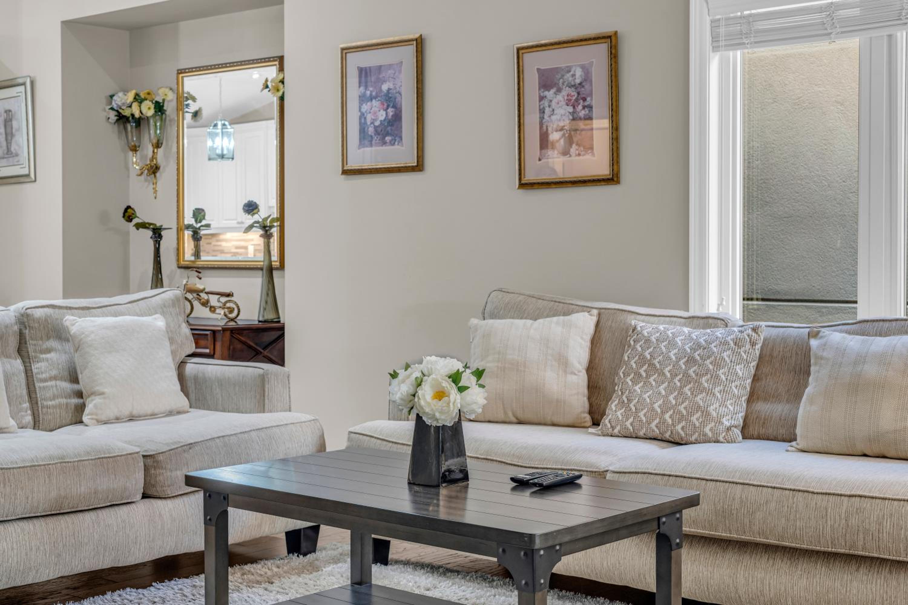 Royal Luxury - Home mins from Falls with Pool Table