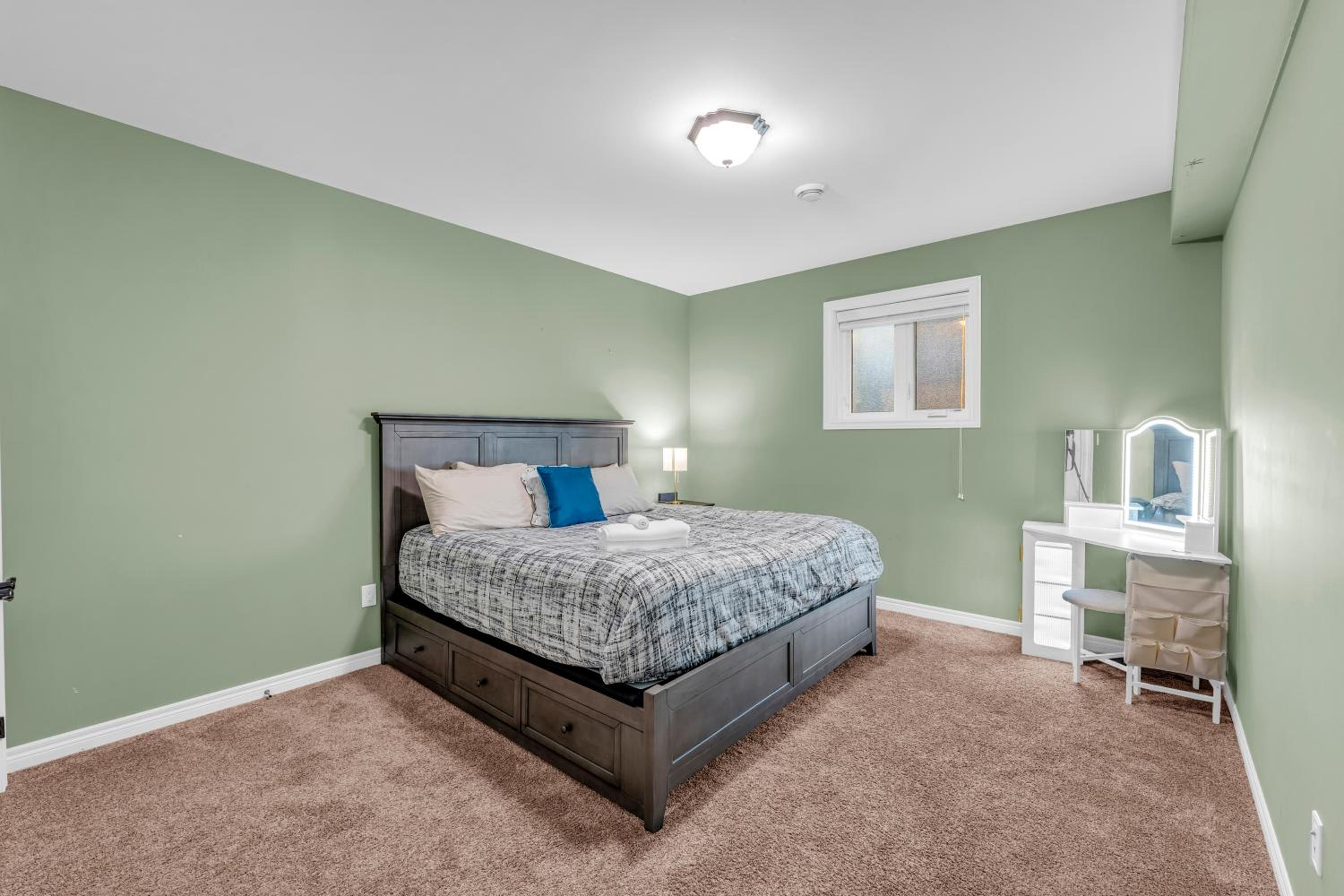 Royal Luxury - Home mins from Falls with Pool Table