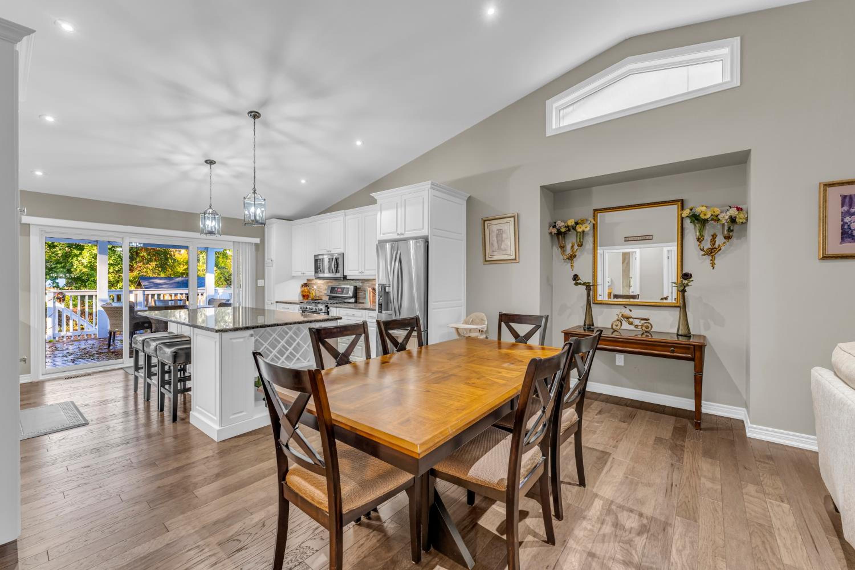 Royal Luxury - Home mins from Falls with Pool Table