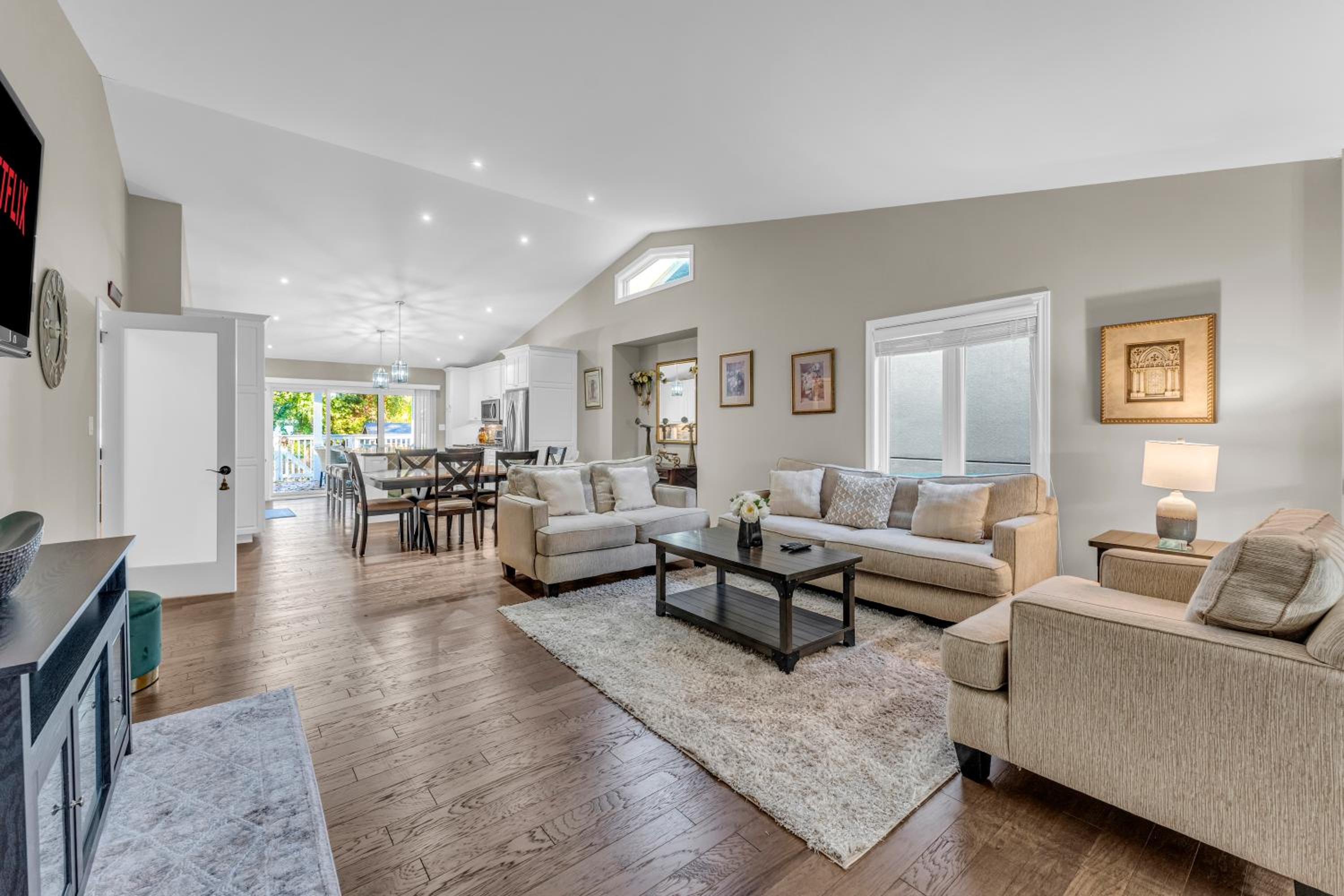 Royal Luxury - Home mins from Falls with Pool Table