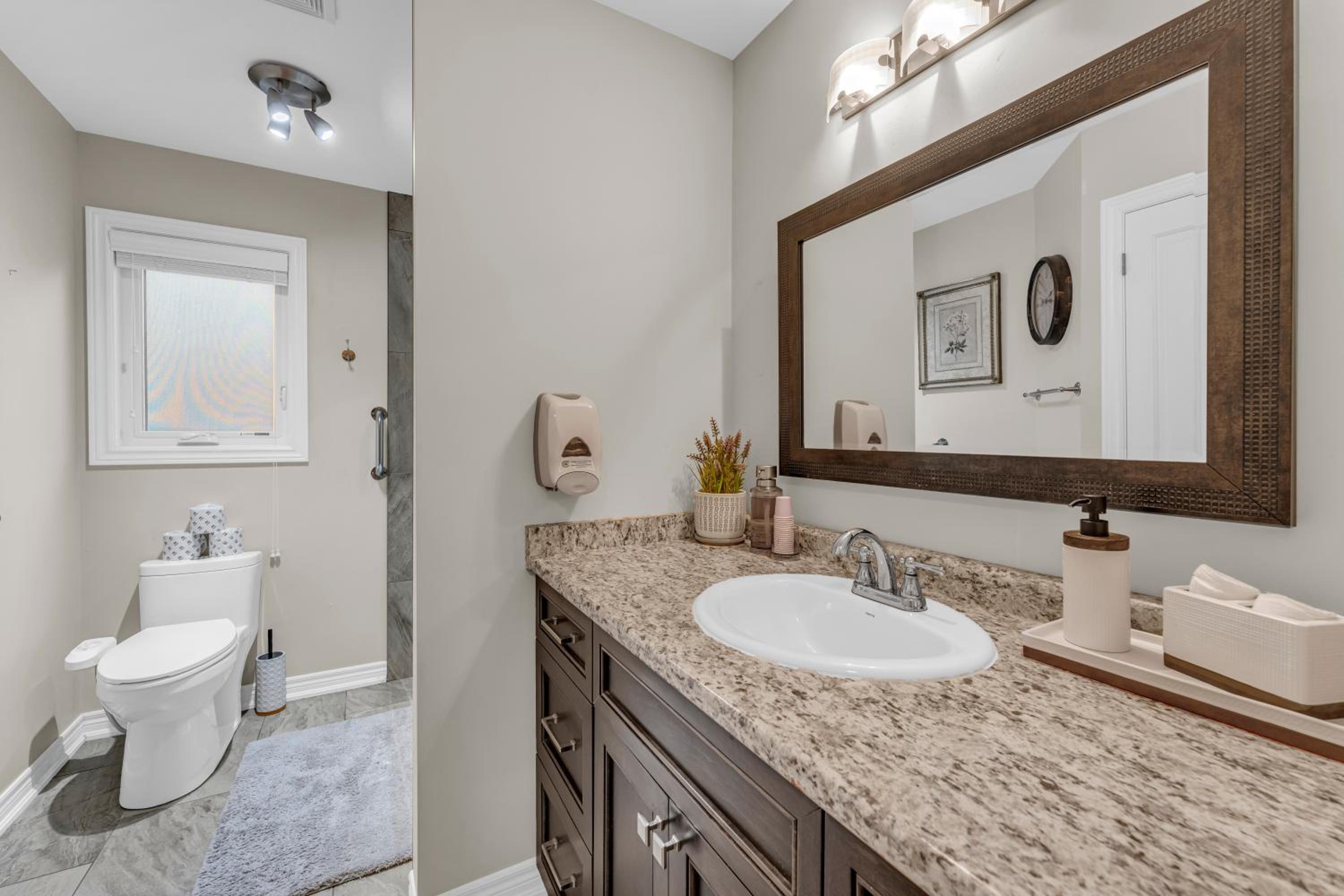 Royal Luxury - Home mins from Falls with Pool Table