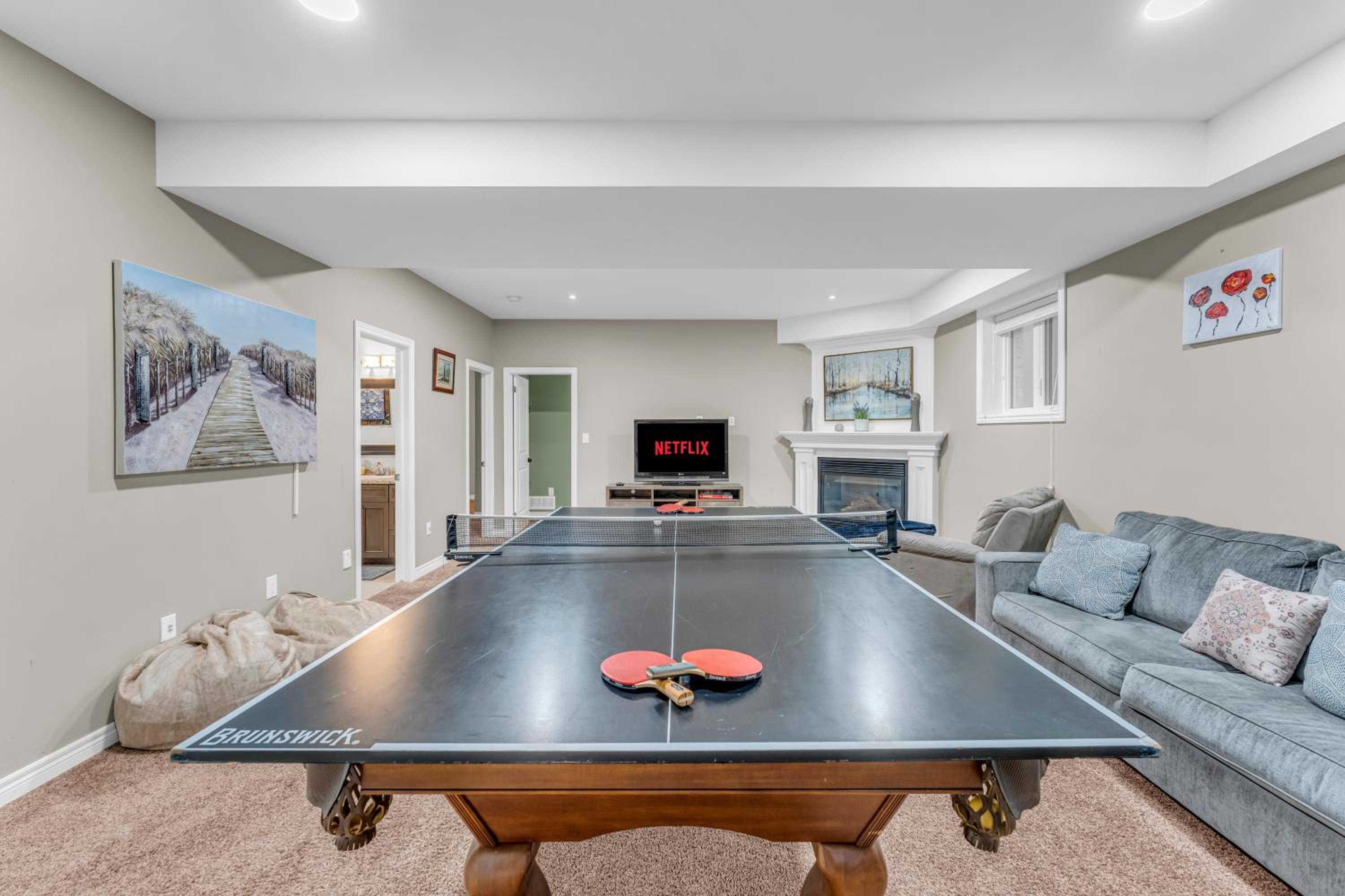 Royal Luxury - Home mins from Falls with Pool Table