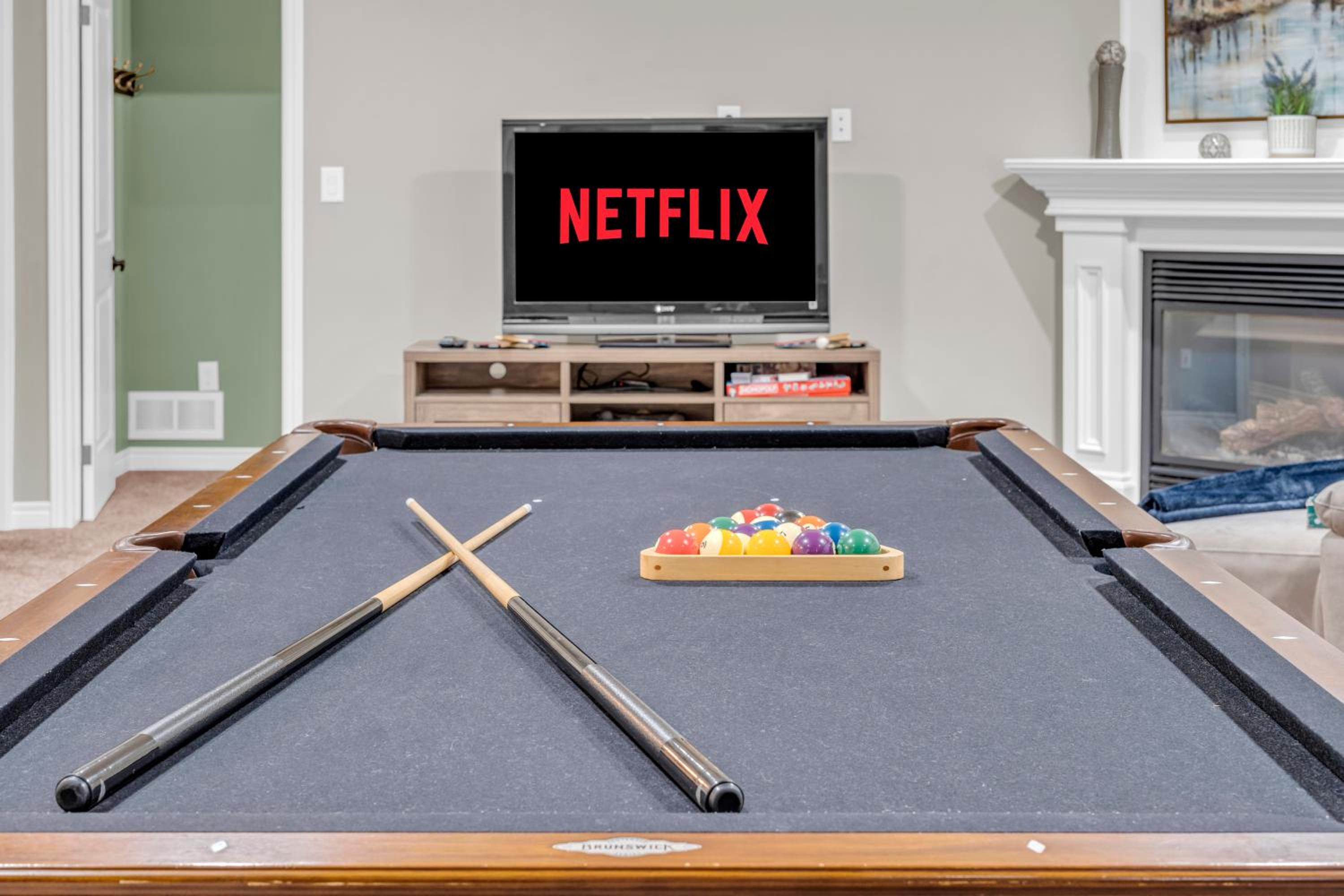 Royal Luxury - Home mins from Falls with Pool Table