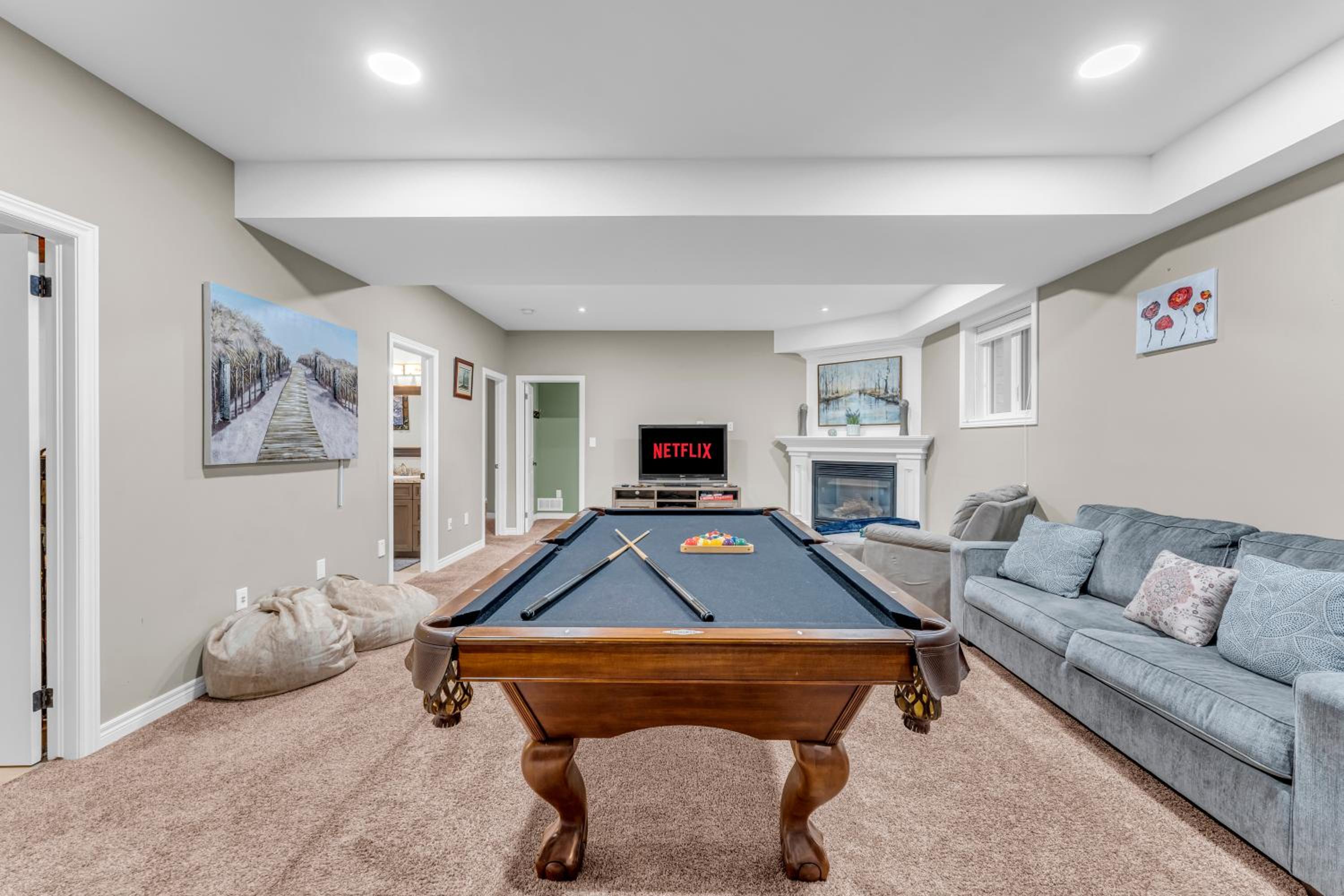Royal Luxury - Home mins from Falls with Pool Table