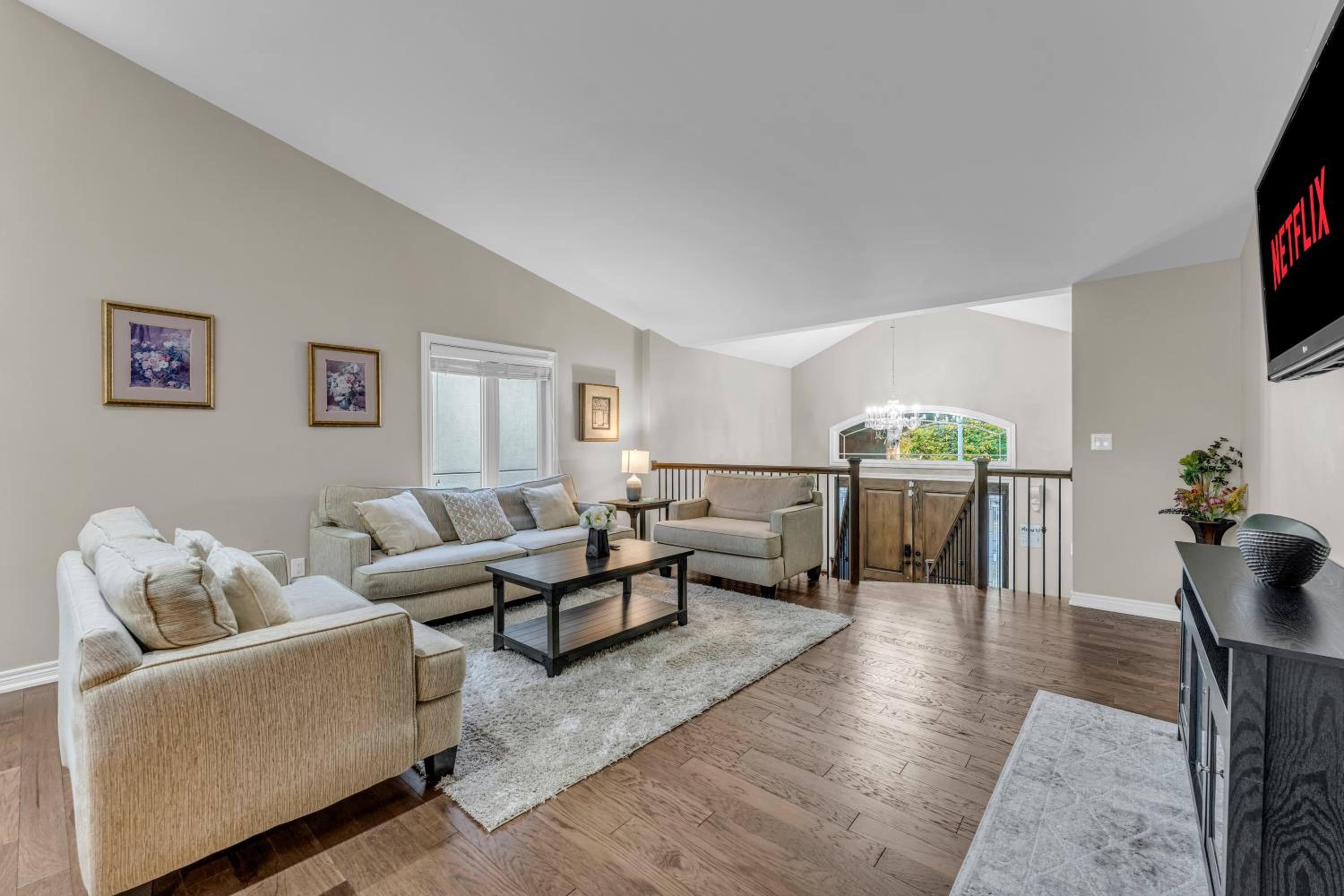 Royal Luxury - Home mins from Falls with Pool Table