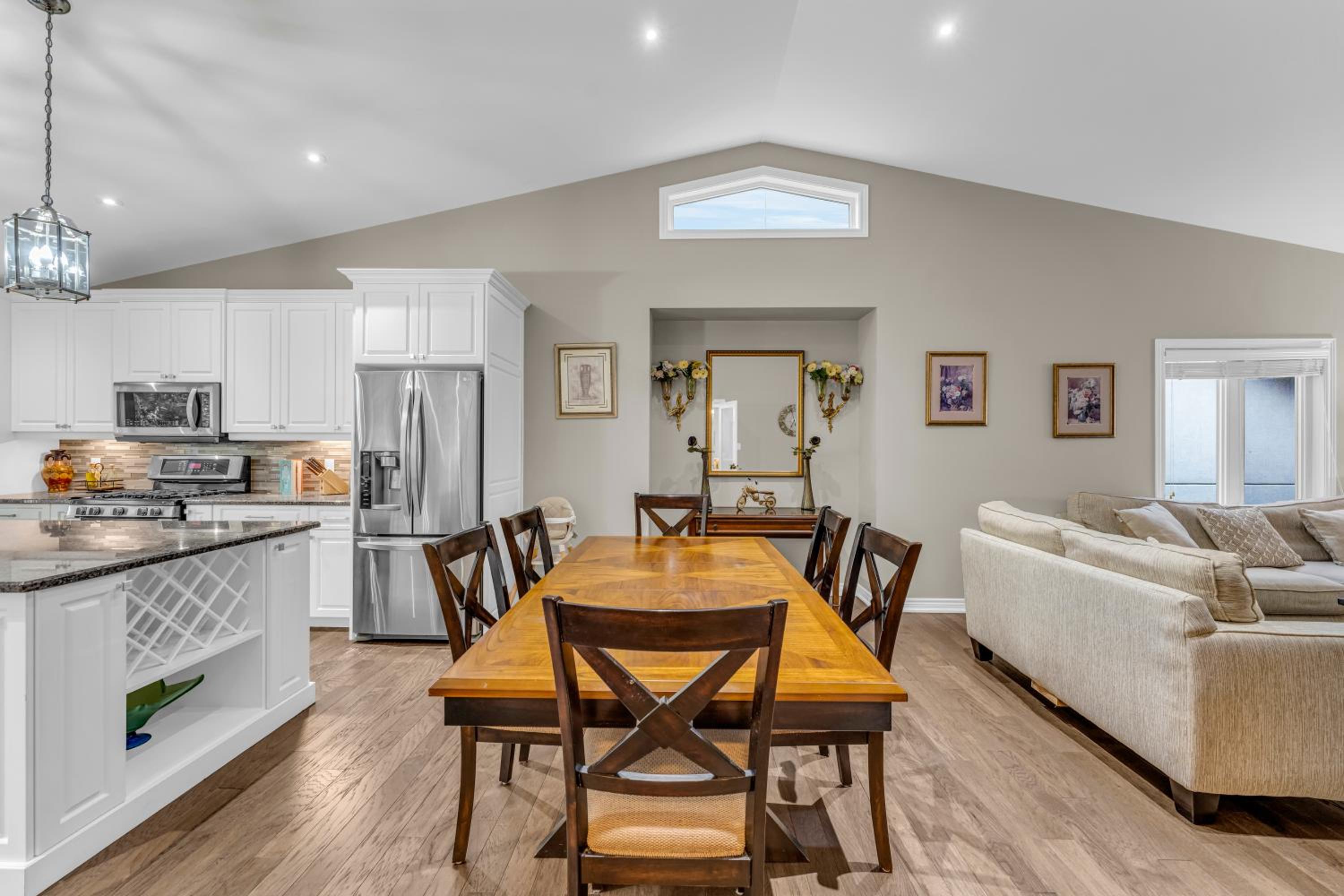 Royal Luxury - Home mins from Falls with Pool Table
