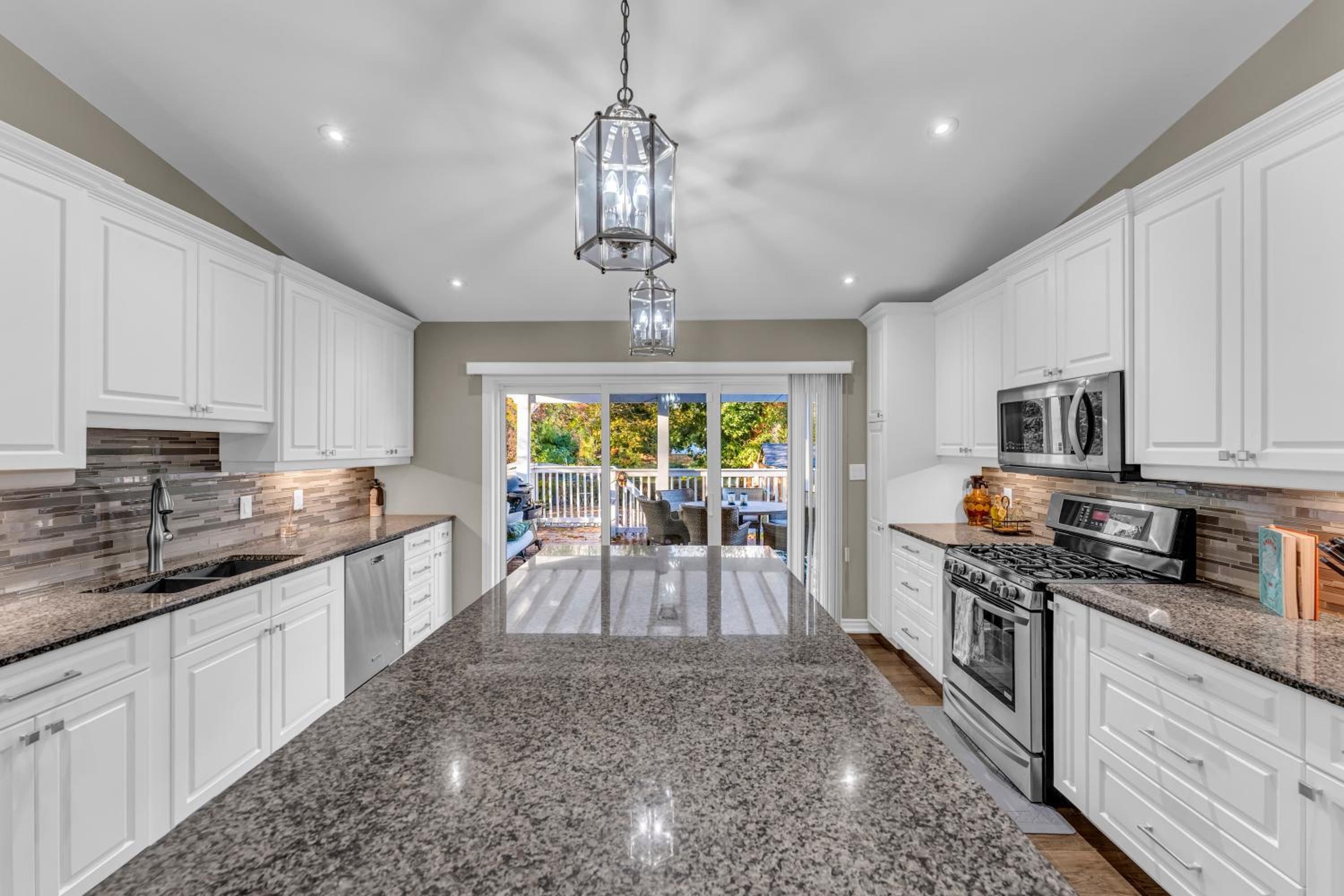 Royal Luxury - Home mins from Falls with Pool Table