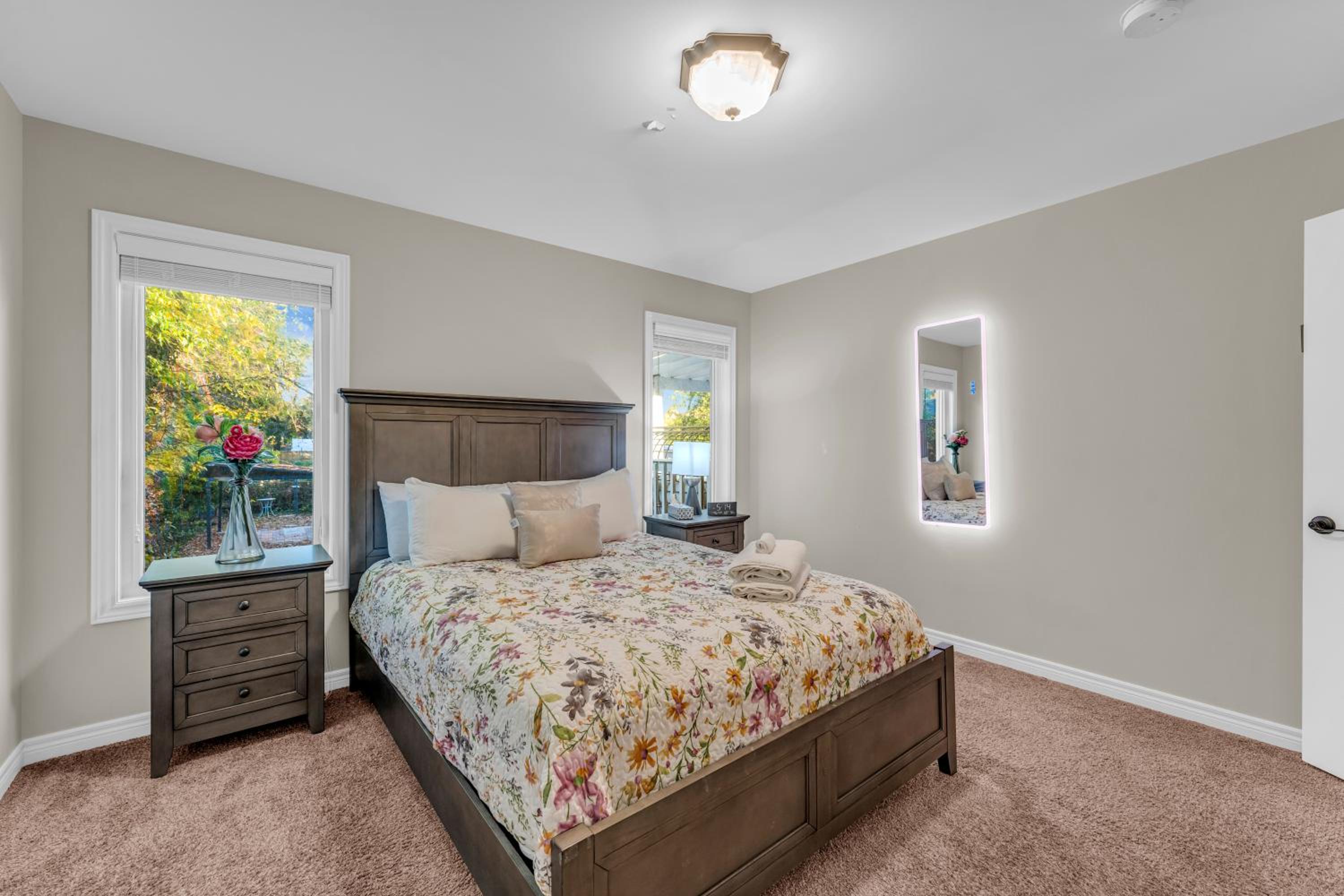 Royal Luxury - Home mins from Falls with Pool Table