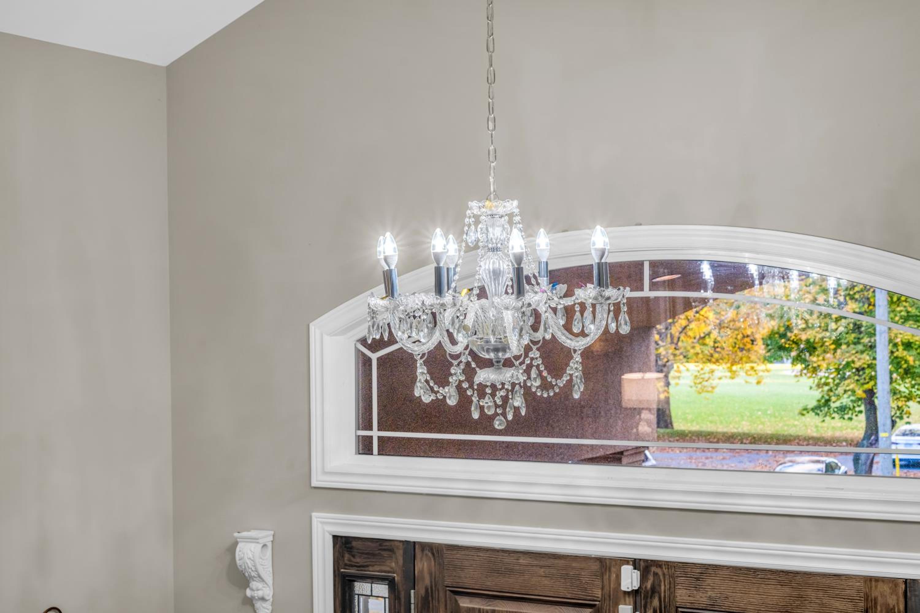 Royal Luxury - Home mins from Falls with Pool Table