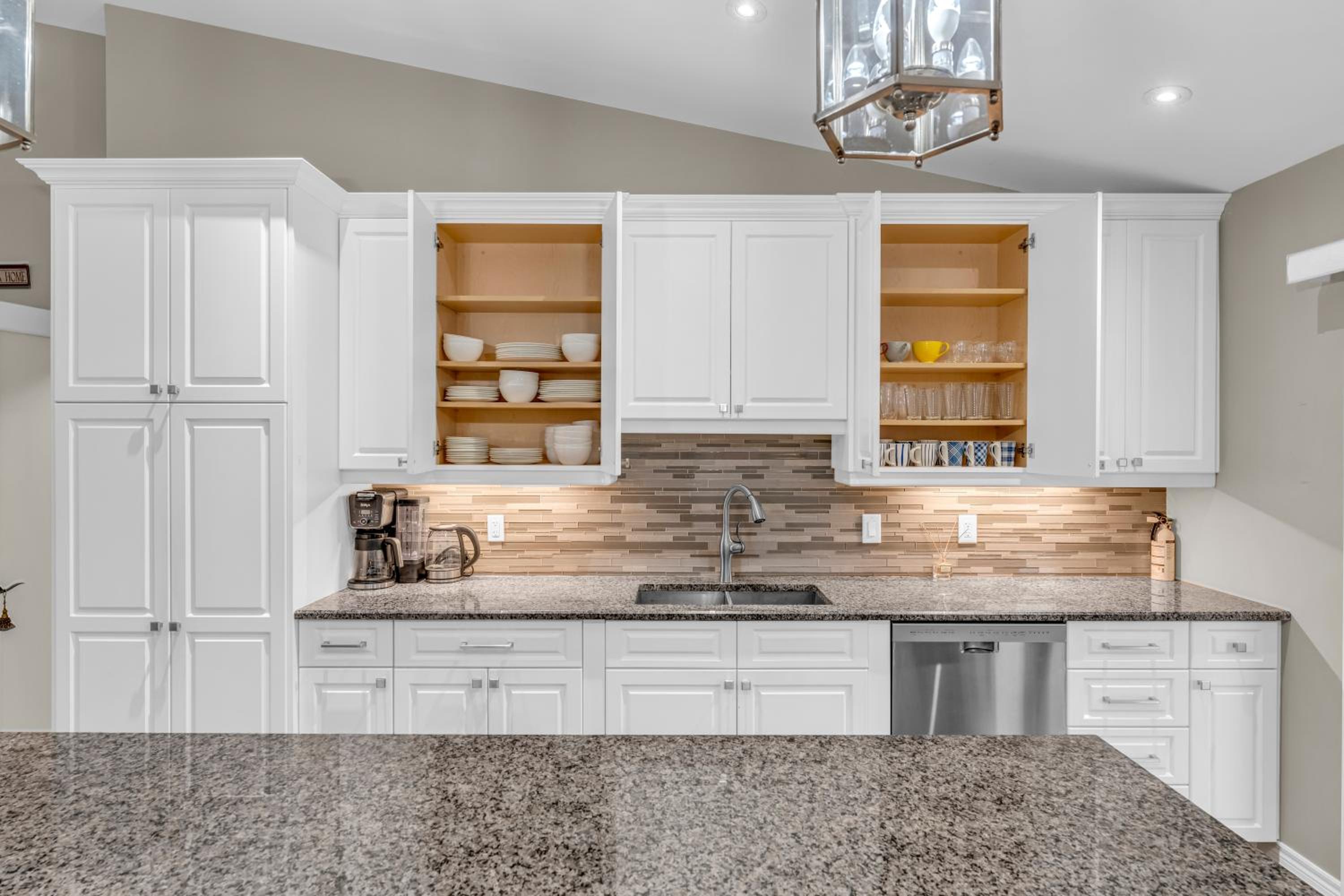 Royal Luxury - Home mins from Falls with Pool Table
