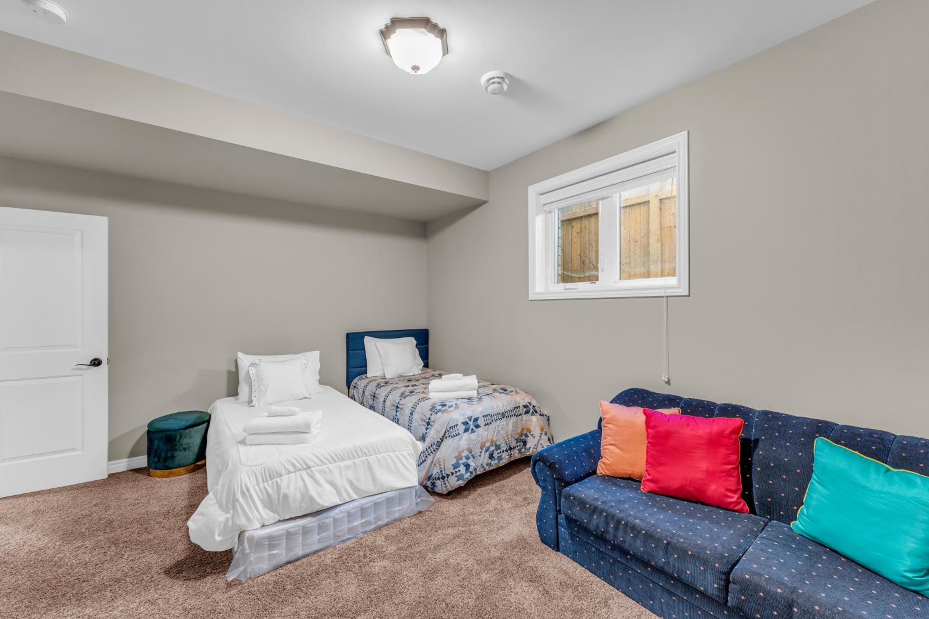 Royal Luxury - Home mins from Falls with Pool Table