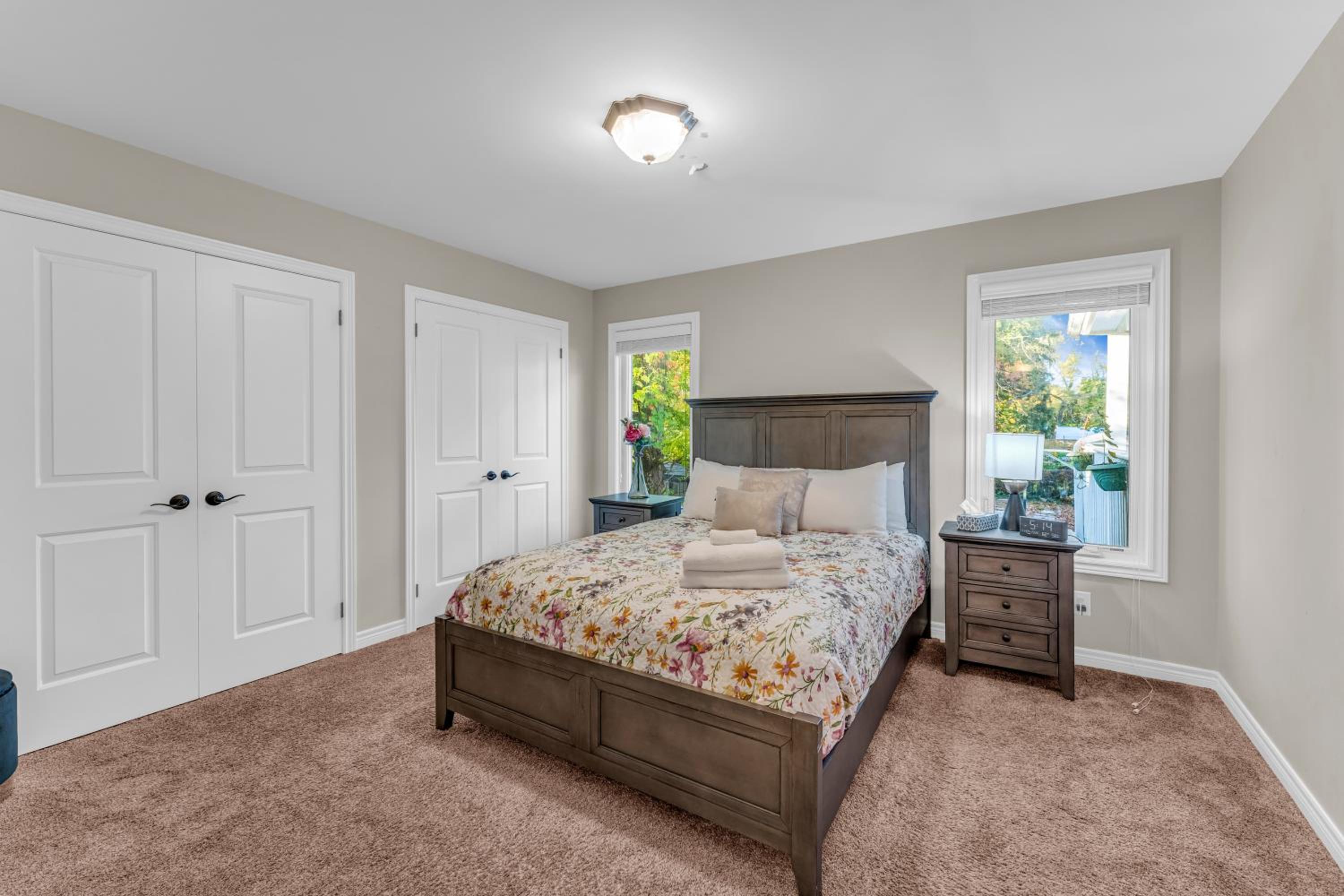 Royal Luxury - Home mins from Falls with Pool Table