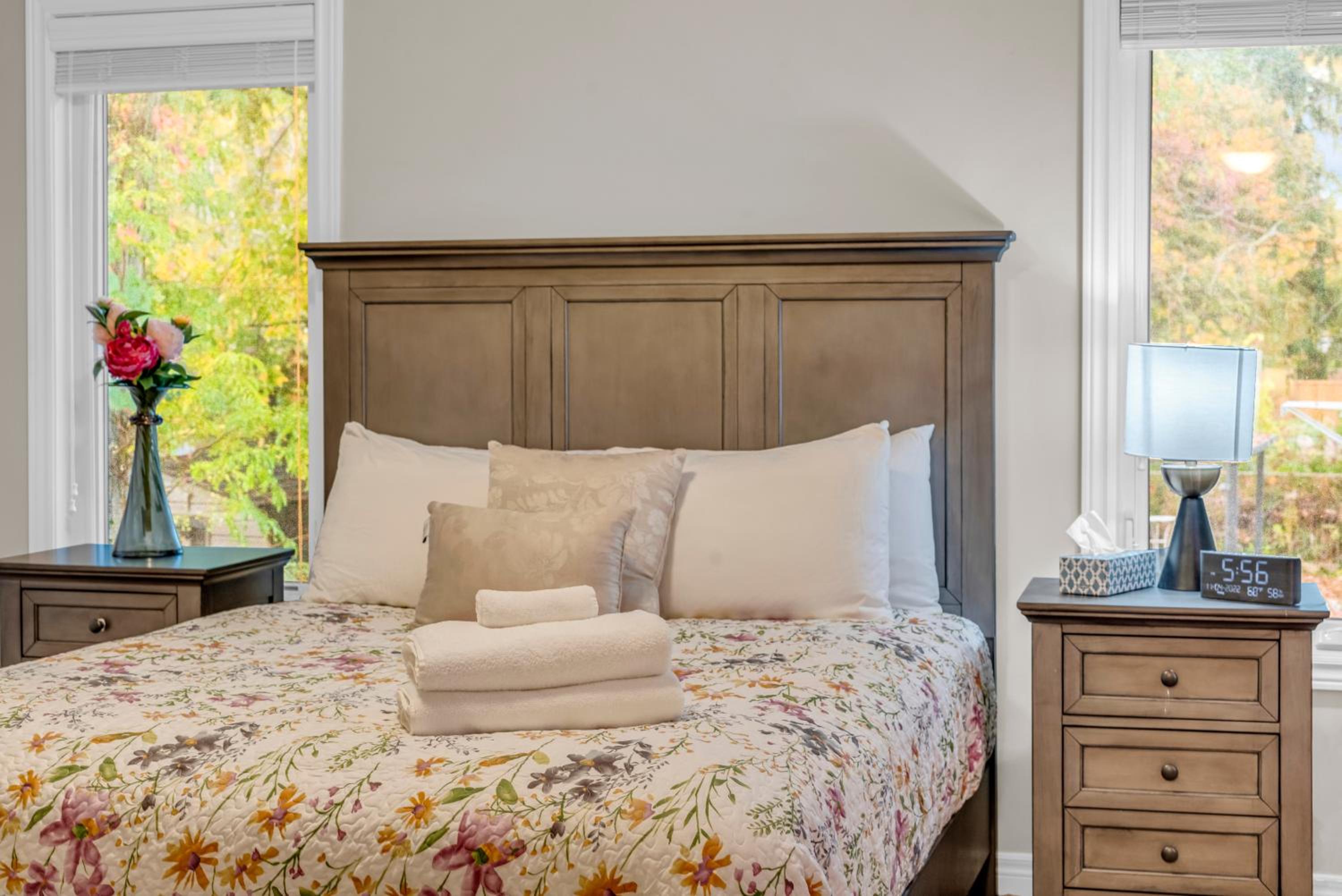 Royal Luxury - Home mins from Falls with Pool Table