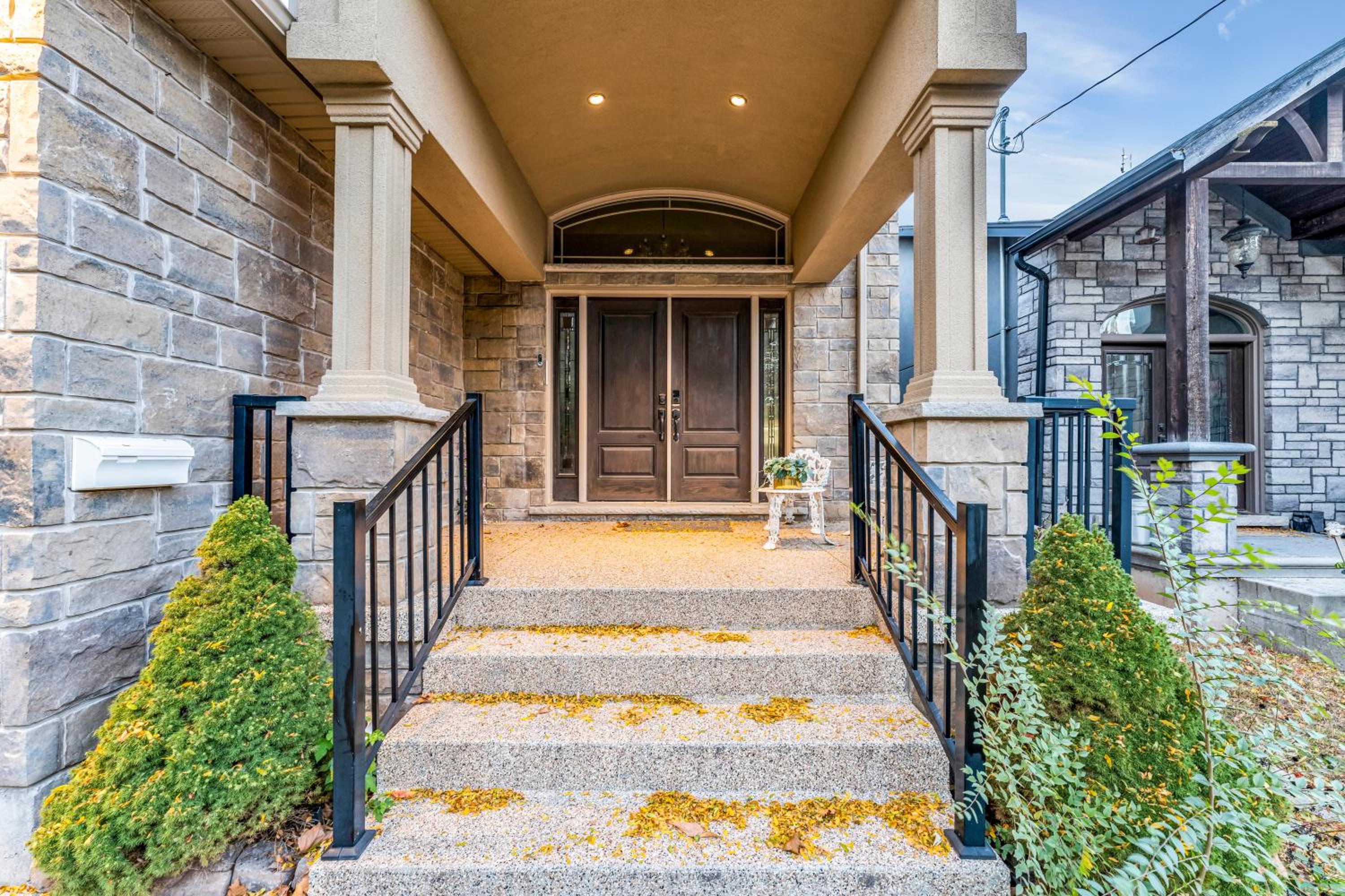 Royal Luxury - Home mins from Falls with Pool Table