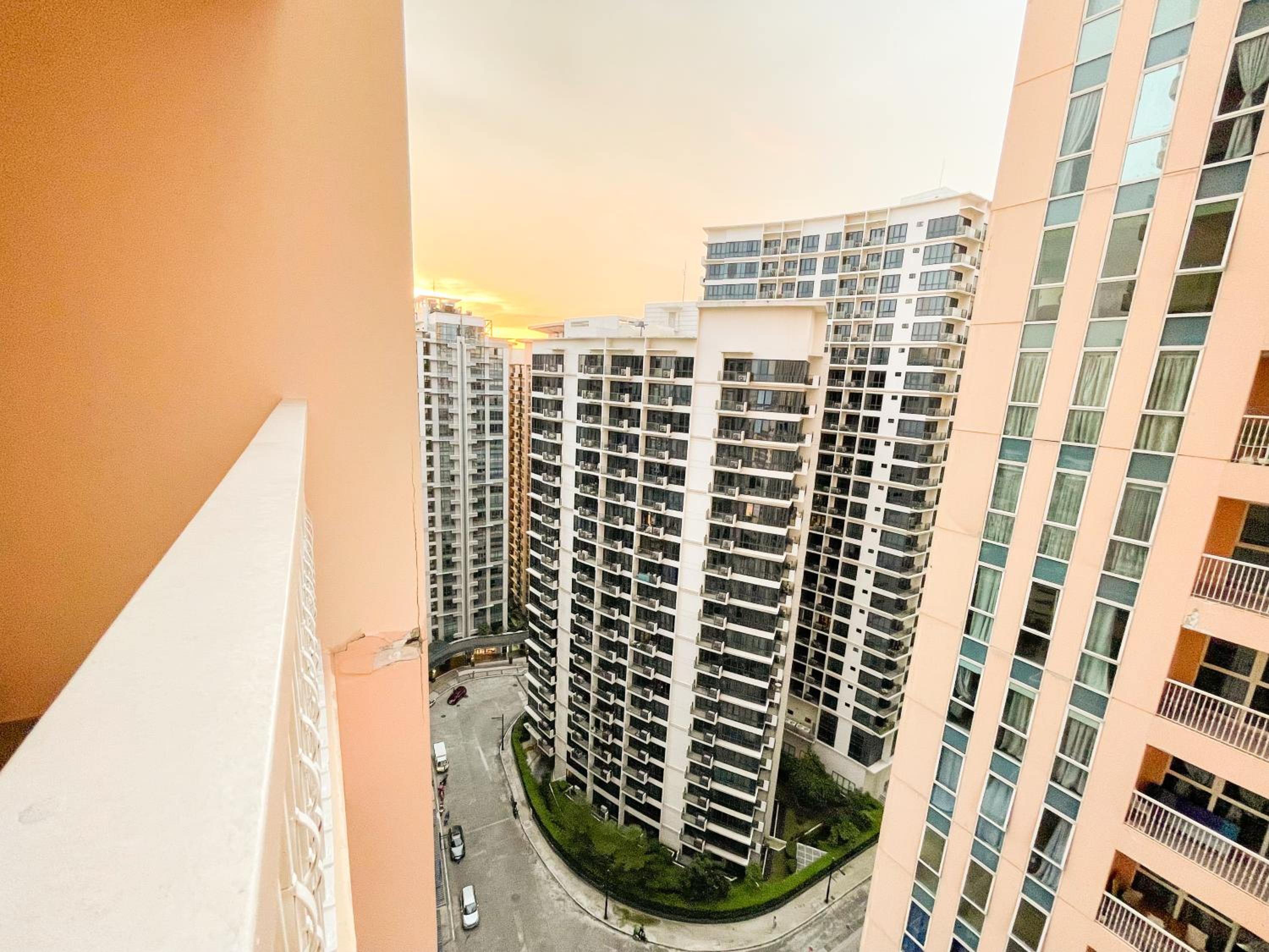 Luxurious Condo Beside Venice Mall #vlrtd20e view 3