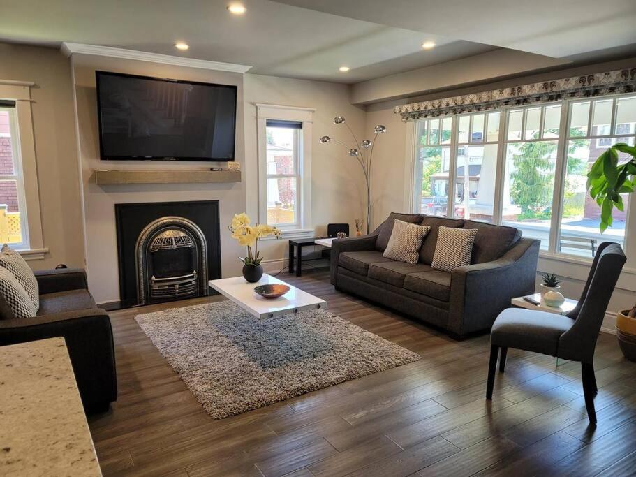 Luxury and comfy Home- Niagara getaway