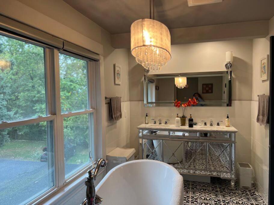 Luxury and comfy Home- Niagara getaway