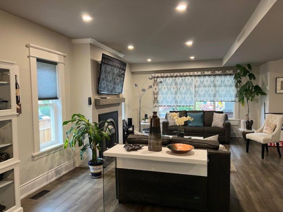 Luxury and comfy Home- Niagara getaway
