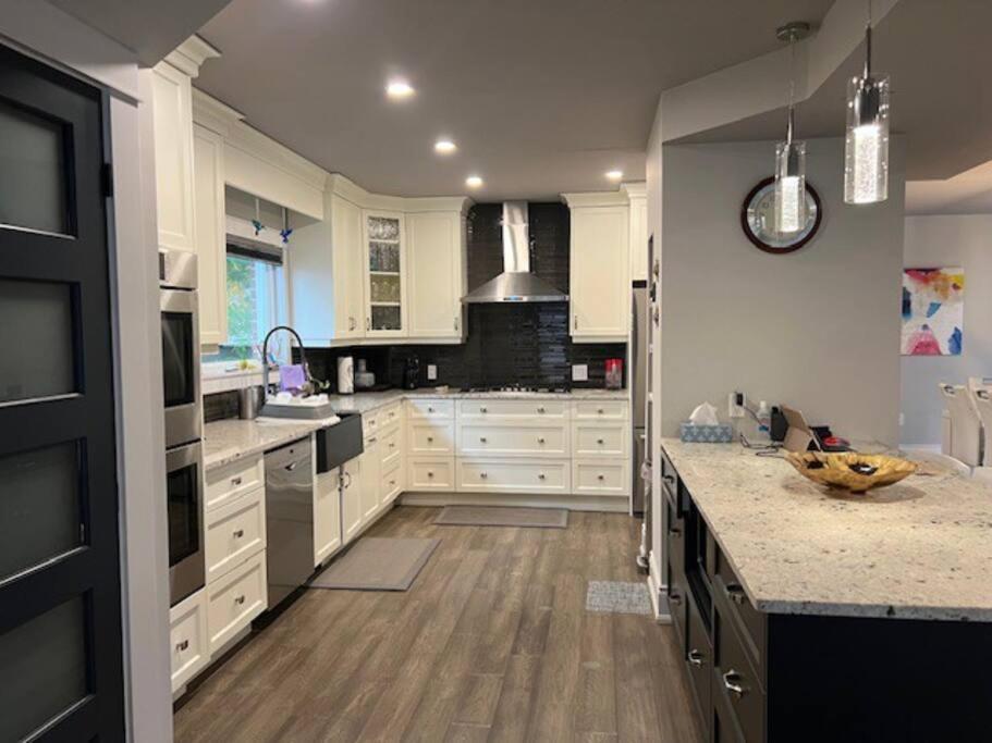 Luxury and comfy Home- Niagara getaway