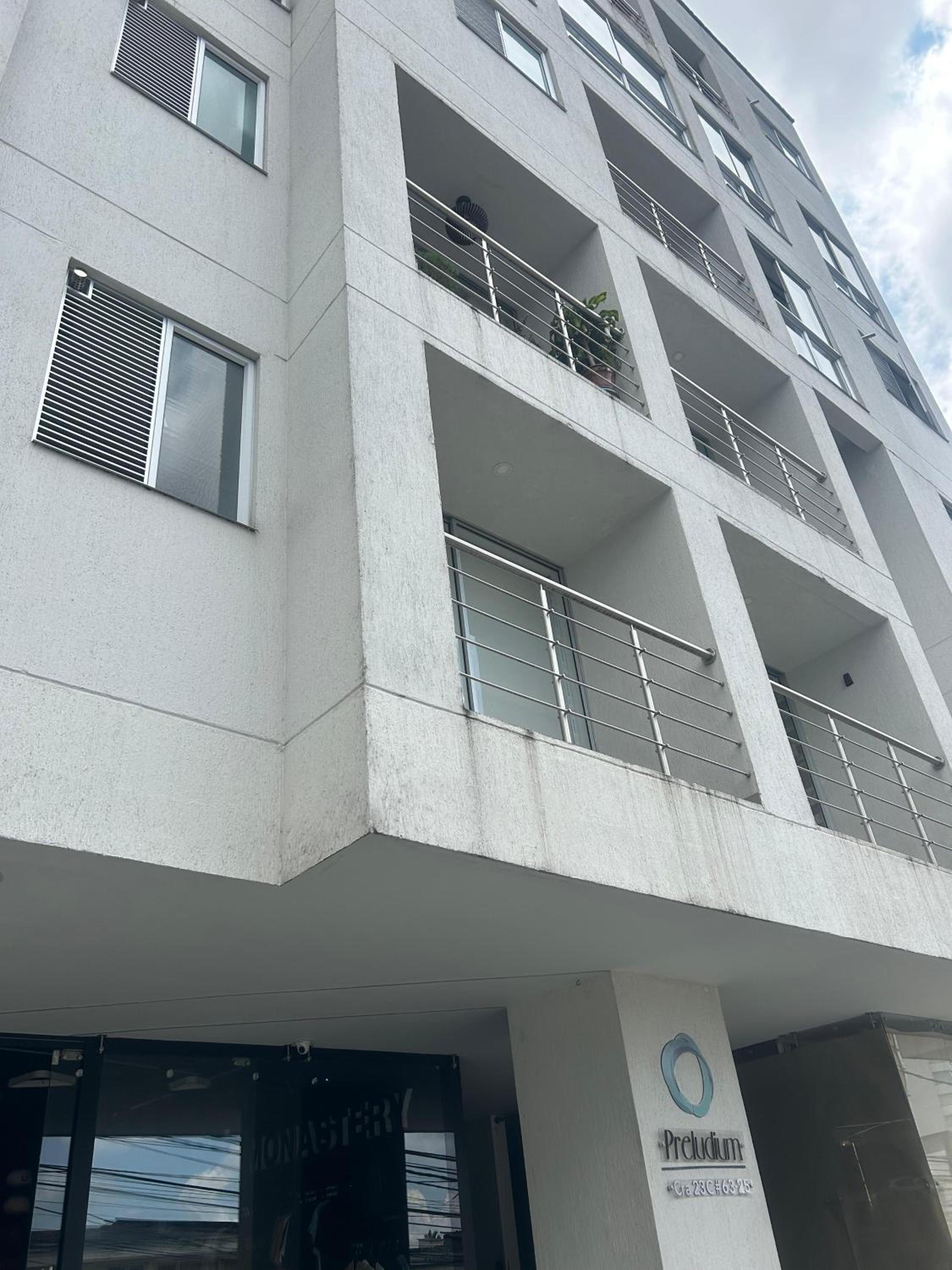 Modern and Comfortable Near Cable Plaza