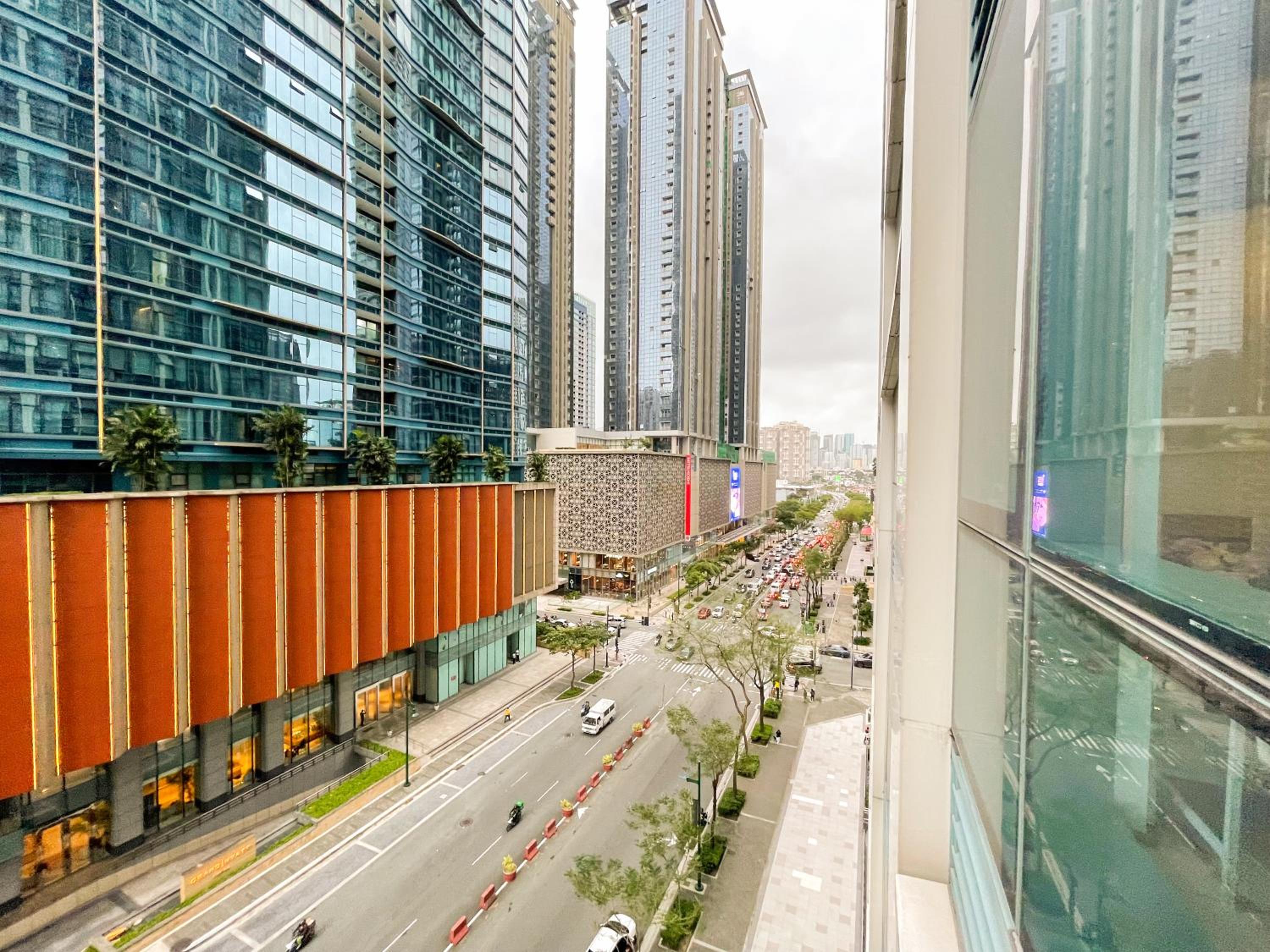 Bgc 1br Condo Across Uptown Mall, Hyatt #oursw7b2 view 4