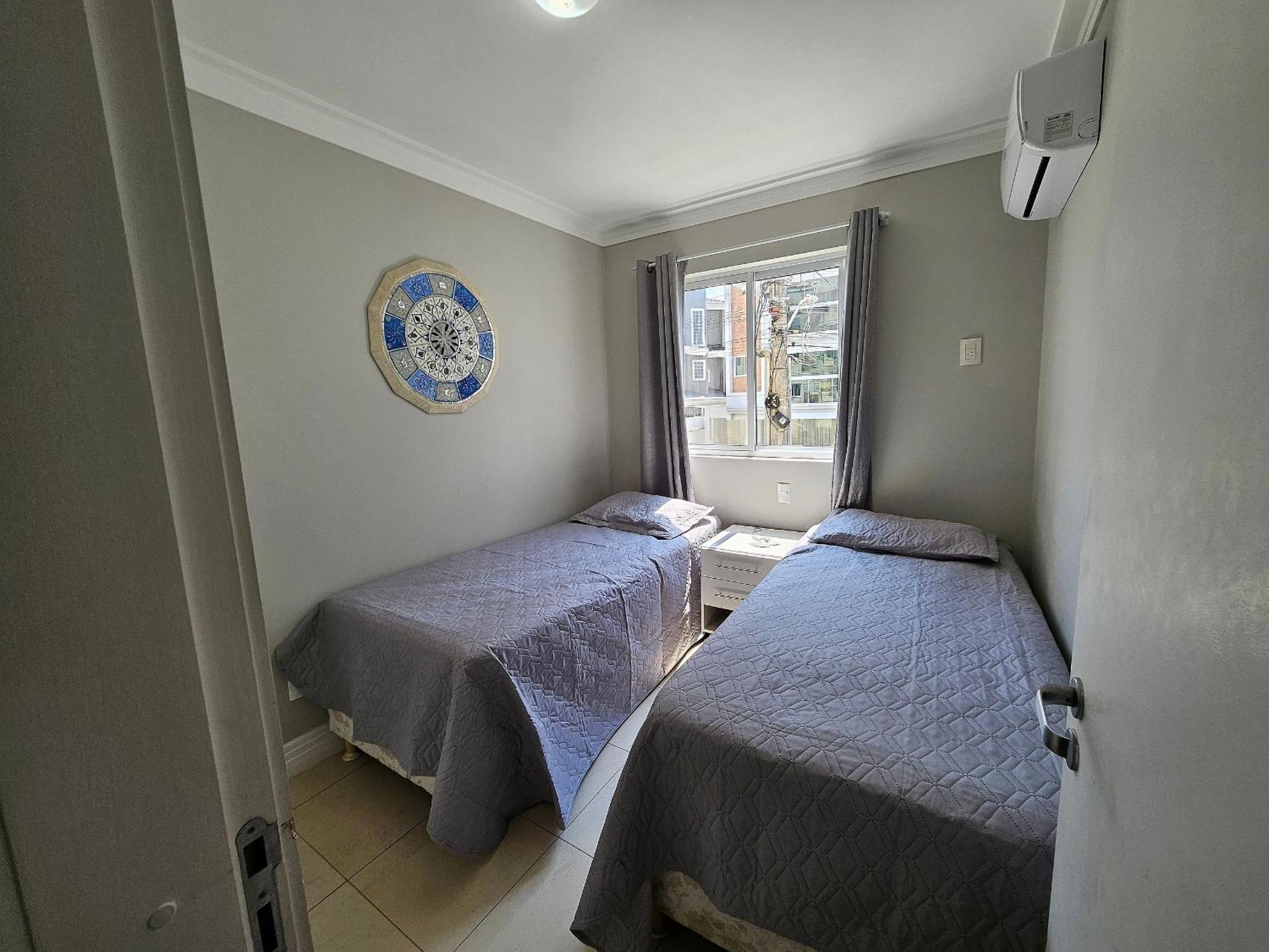 Apartamento com 3 dormitórios, localizado a 100 metros do mar de Bombas