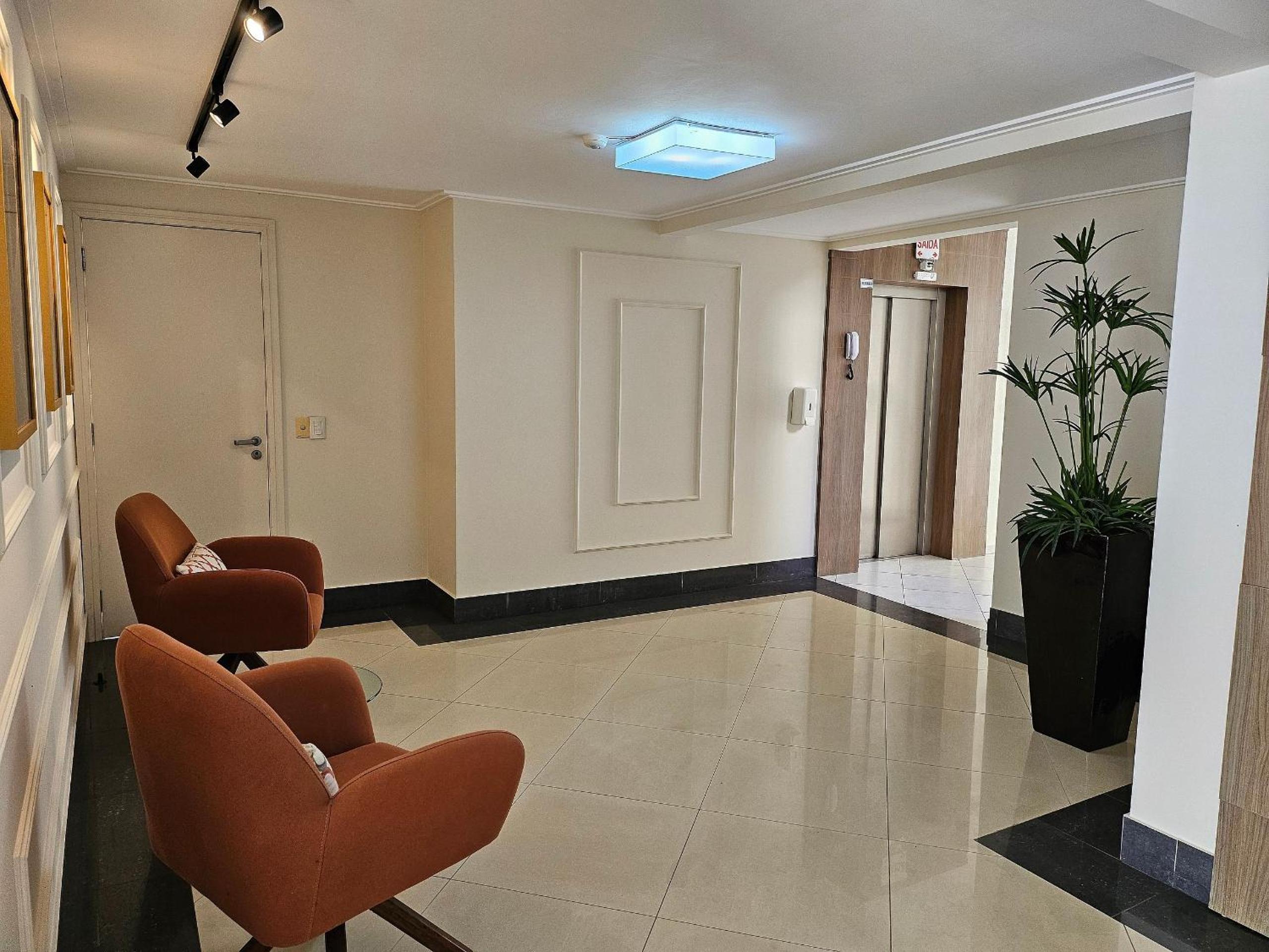 Apartamento com 3 dormitórios, localizado a 100 metros do mar de Bombas