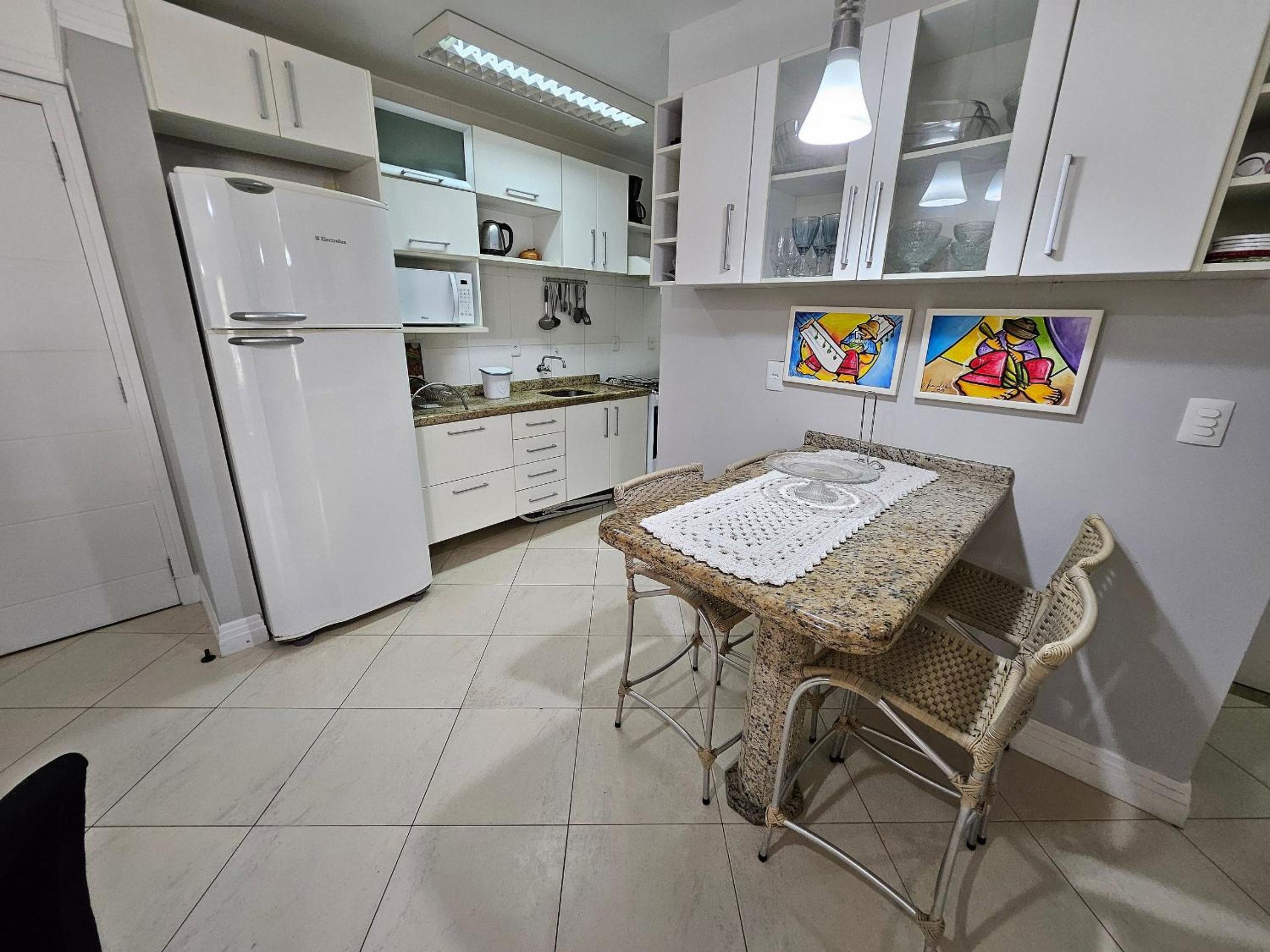Apartamento com 3 dormitórios, localizado a 100 metros do mar de Bombas