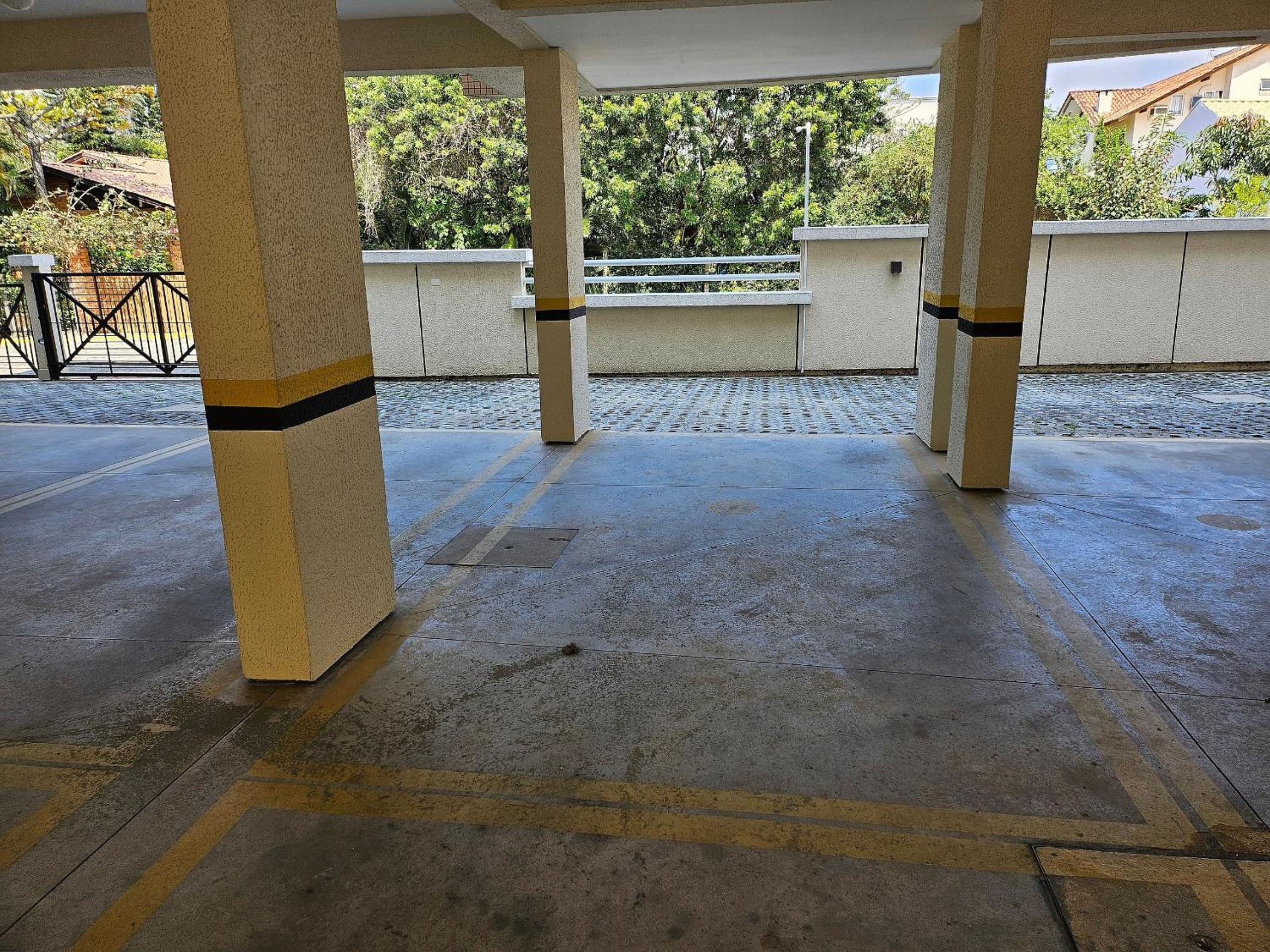 Apartamento com 3 dormitórios, localizado a 100 metros do mar de Bombas