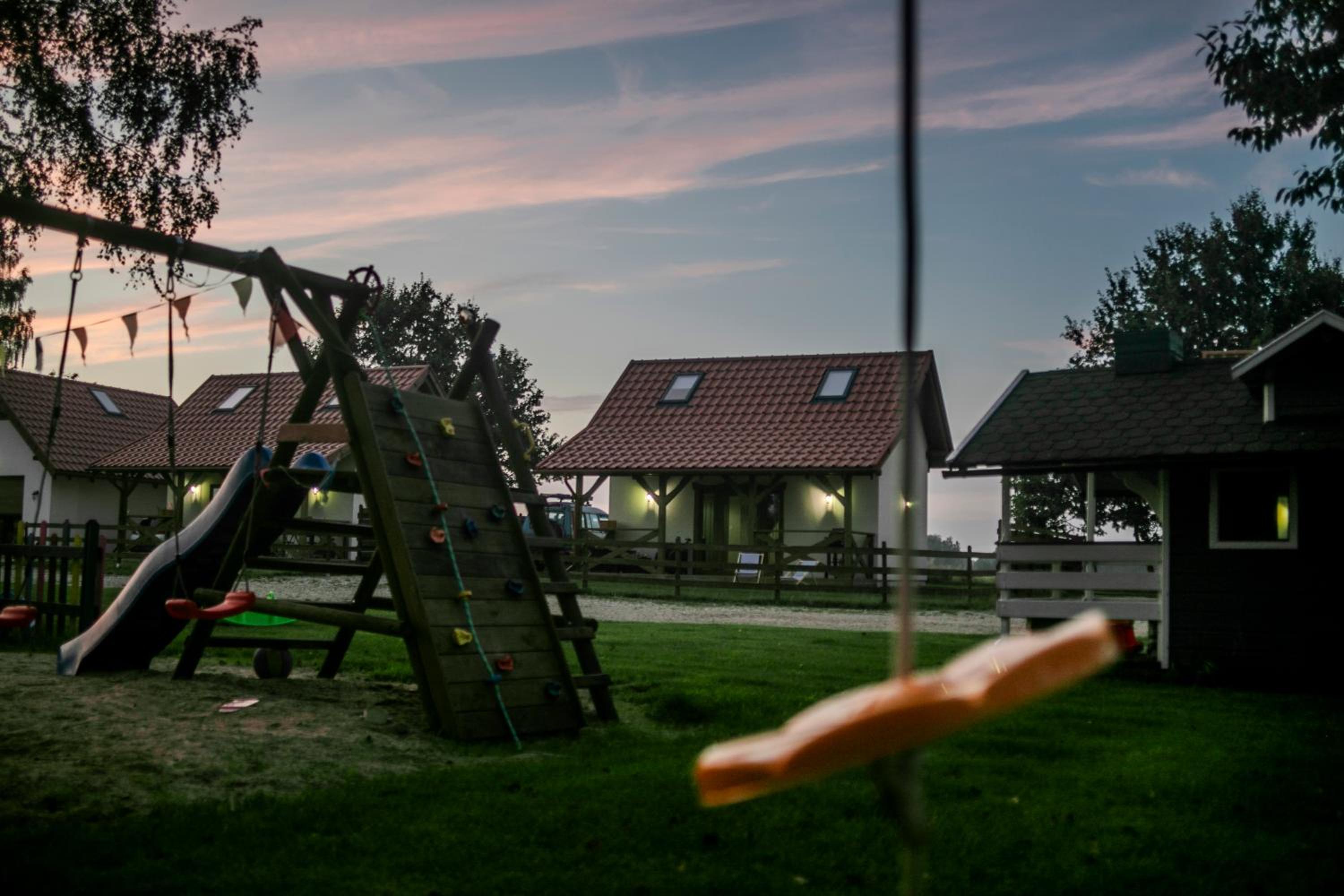 Ostoja Lemany - domki na Kaszubach, sauna, balia-jacuzzi, plac zabaw, tyrolka , dwa boiska, miejsce na ognisko, grill gazowy