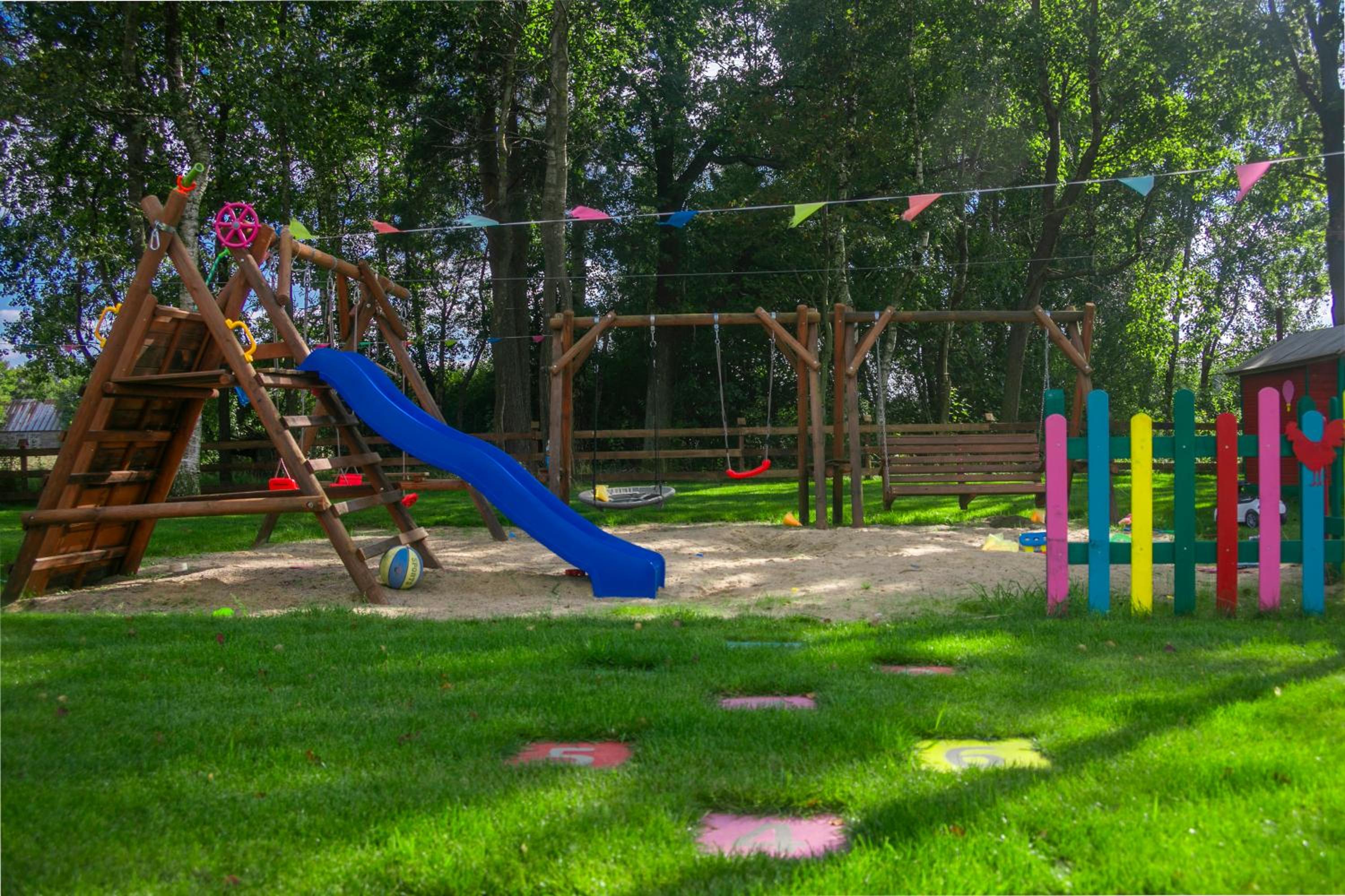 Ostoja Lemany - domki na Kaszubach, sauna, balia-jacuzzi, plac zabaw, tyrolka , dwa boiska, miejsce na ognisko, grill gazowy