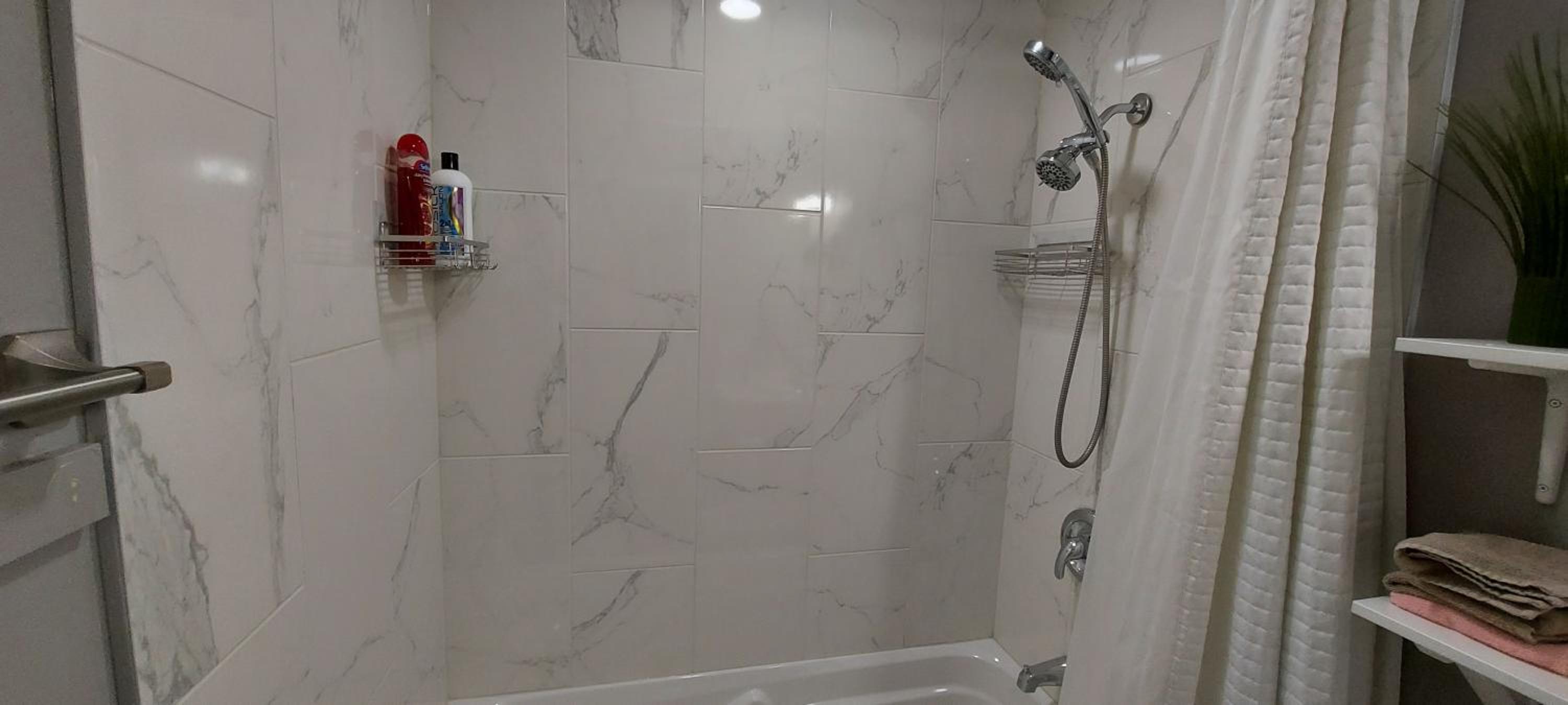 Cozy 2-Bedroom Basement Guest Suite with Private Entrance and Proximity to the Airport