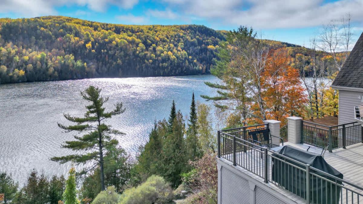The Vista - Magnificent waterfront beach & hot tub