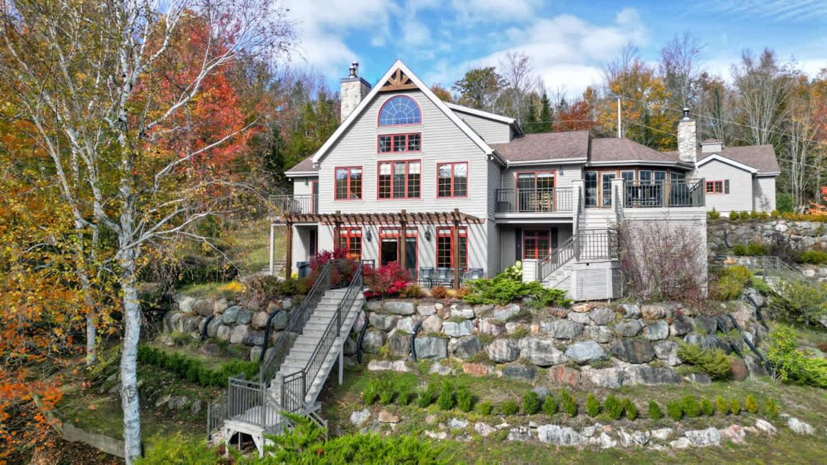 The Vista - Magnificent waterfront beach & hot tub