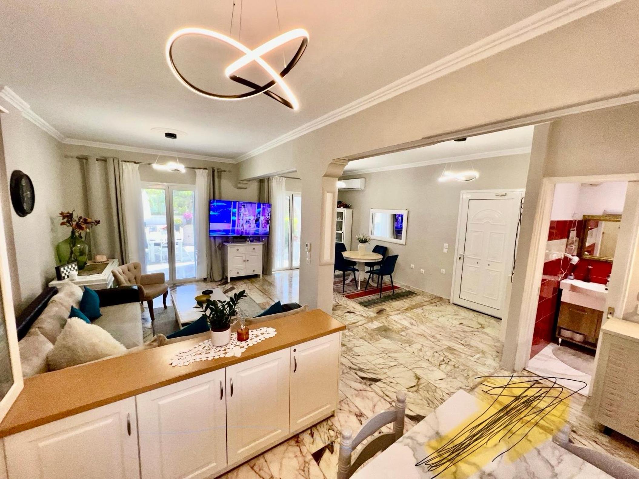 Donna's Luxury home in Kassiopi with Pool 300m to Sea