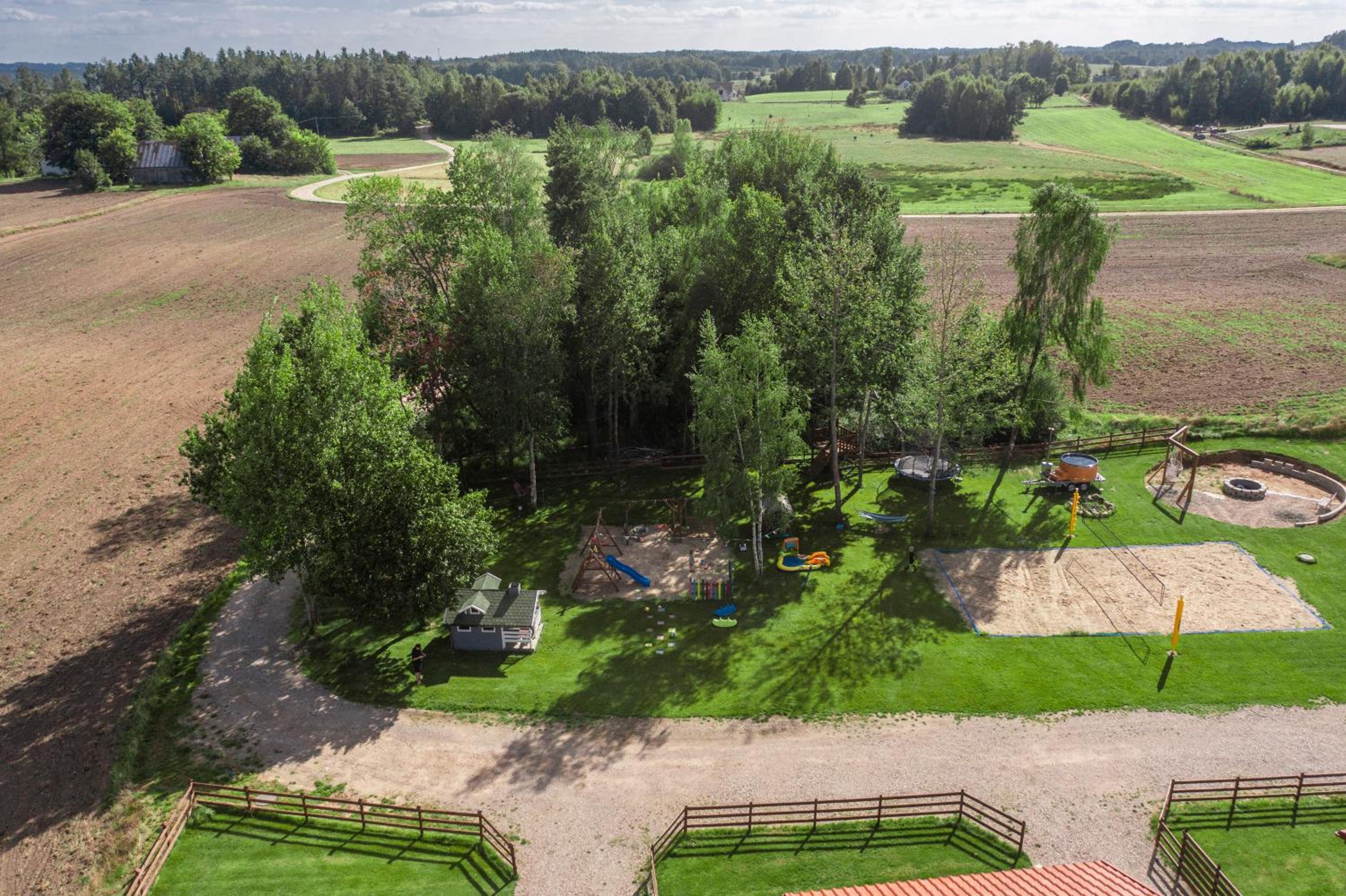 Ostoja Lemany - domki na Kaszubach, sauna, balia-jacuzzi, plac zabaw, tyrolka , dwa boiska, miejsce na ognisko, grill gazowy