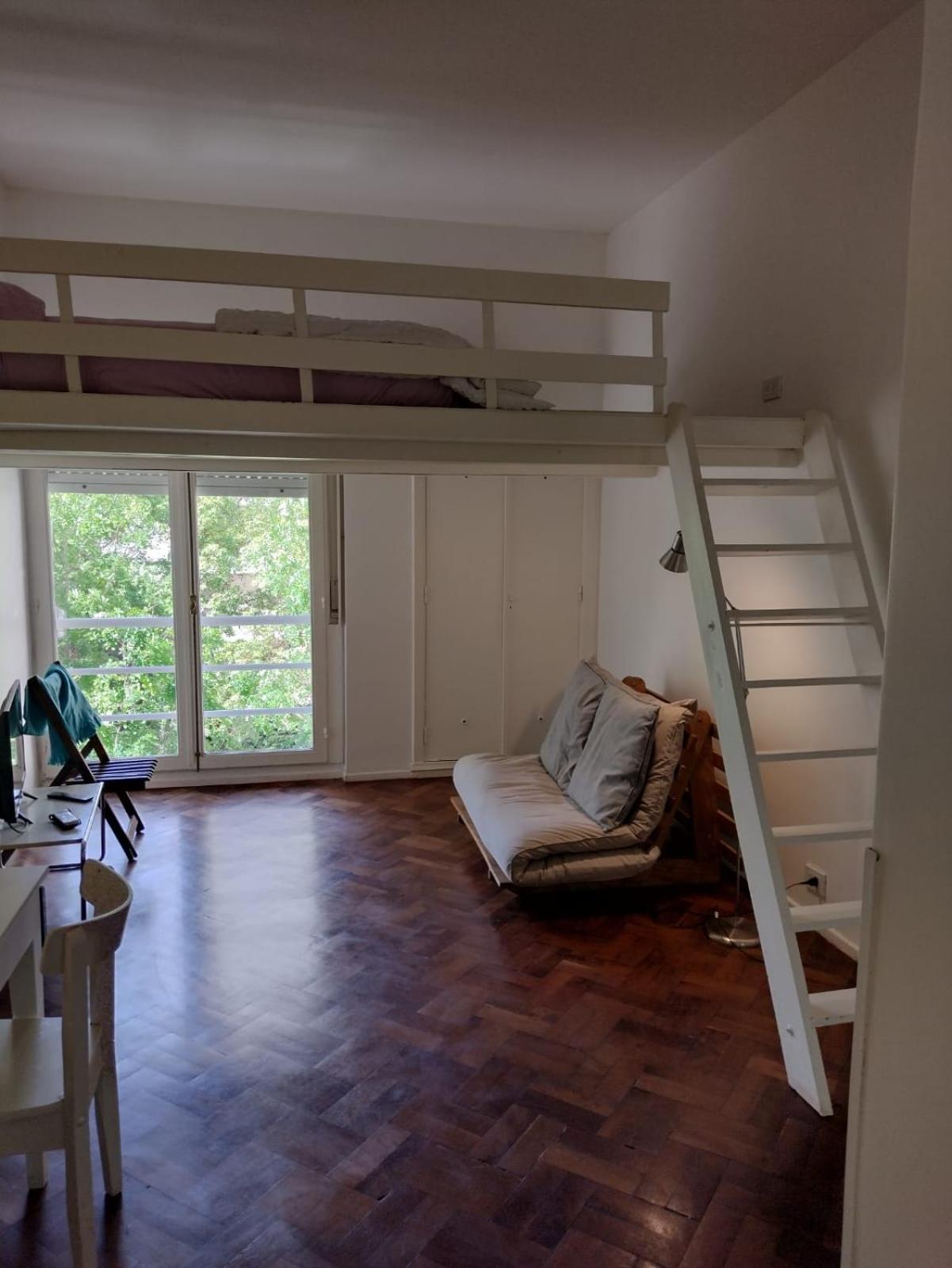 Loft monoambiente entrepiso y balcón francés