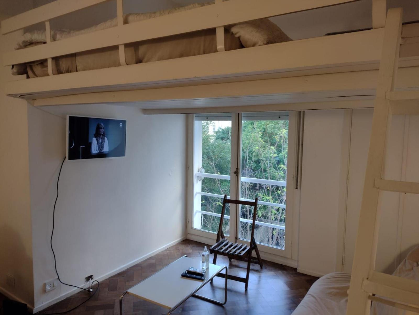 Loft monoambiente entrepiso y balcón francés
