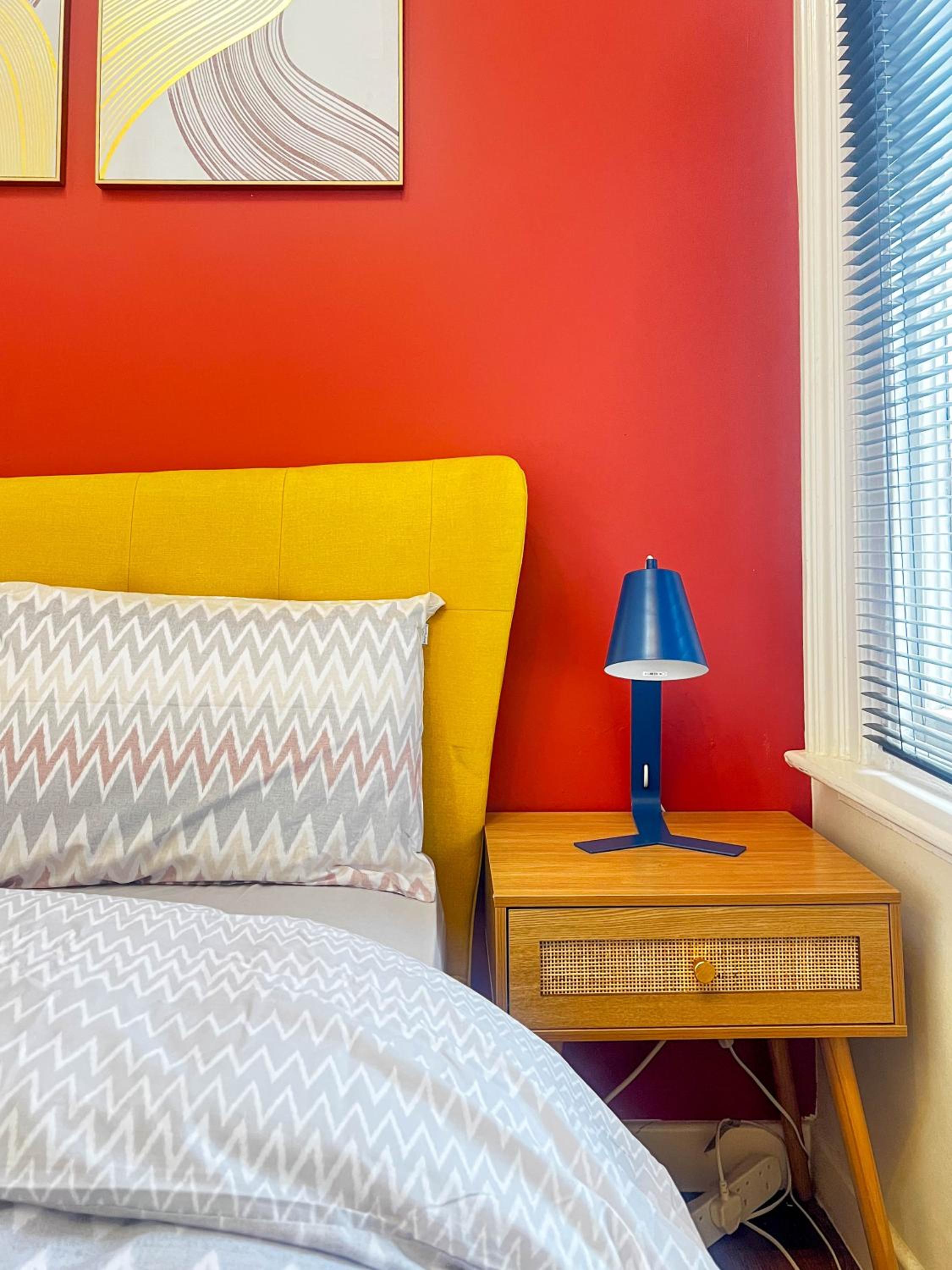 Hallam Sleek Central Apartment